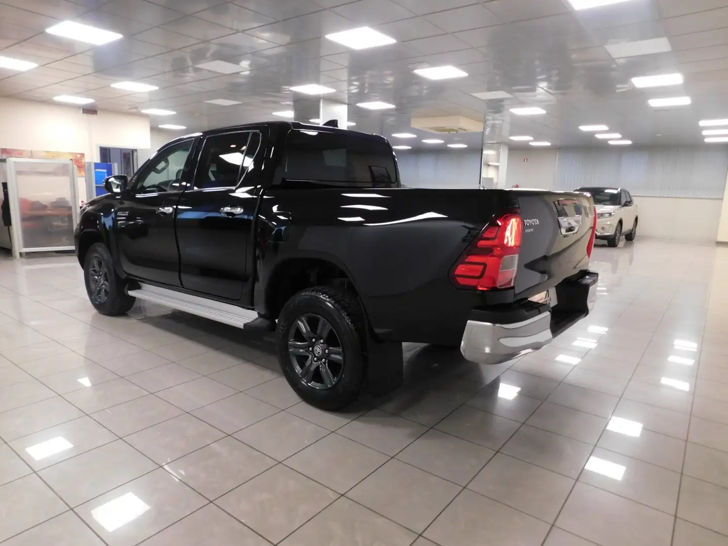 Toyota Hilux 2.4 d-4d double cab Lounge 4wd auto Czarny - 2