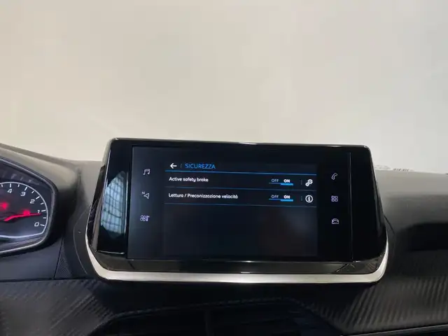 Peugeot 208 view 9