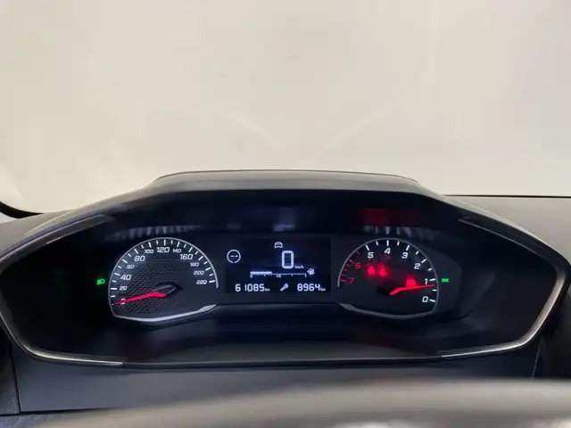 Peugeot 208 view 5