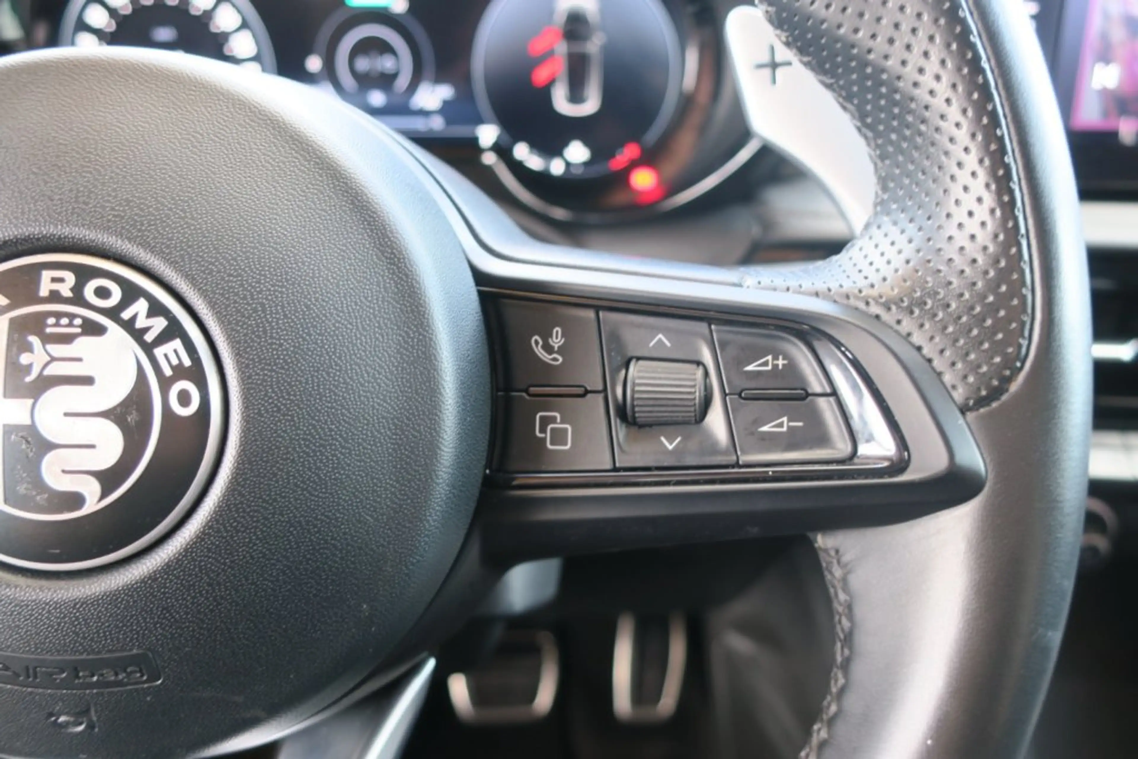 Alfa Romeo Tonale Alfa Tonale AV1 Werksgarantie bis 02.2028 — photo 13