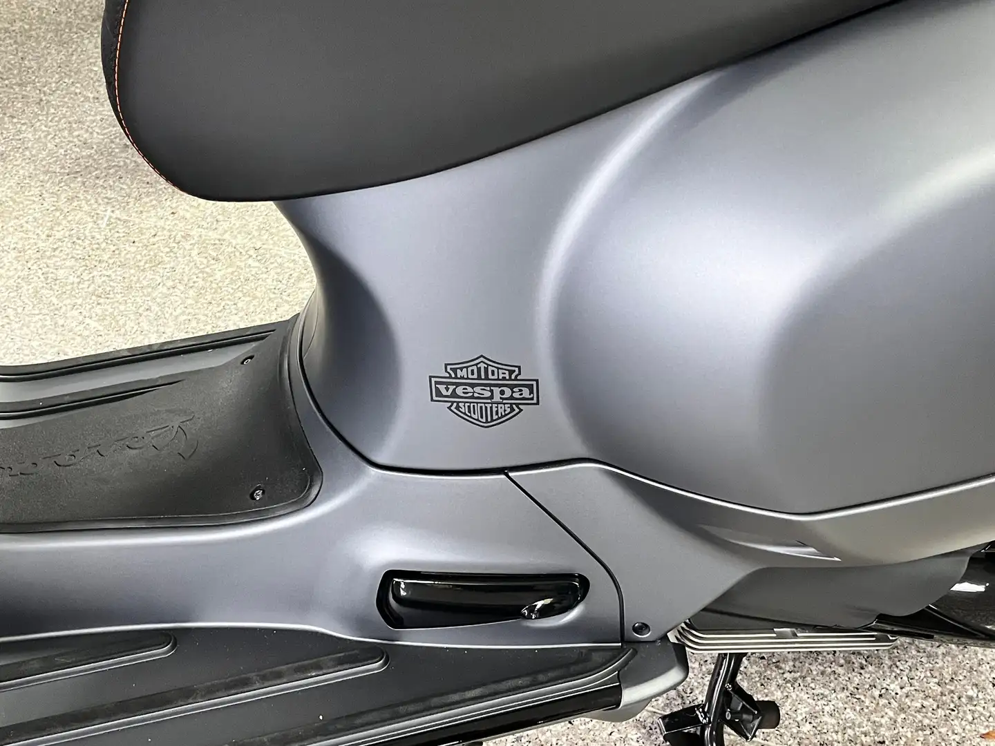 Vespa GTS Super Sport 300 HPE Sondermodell neuwertig tip top Gris - 2