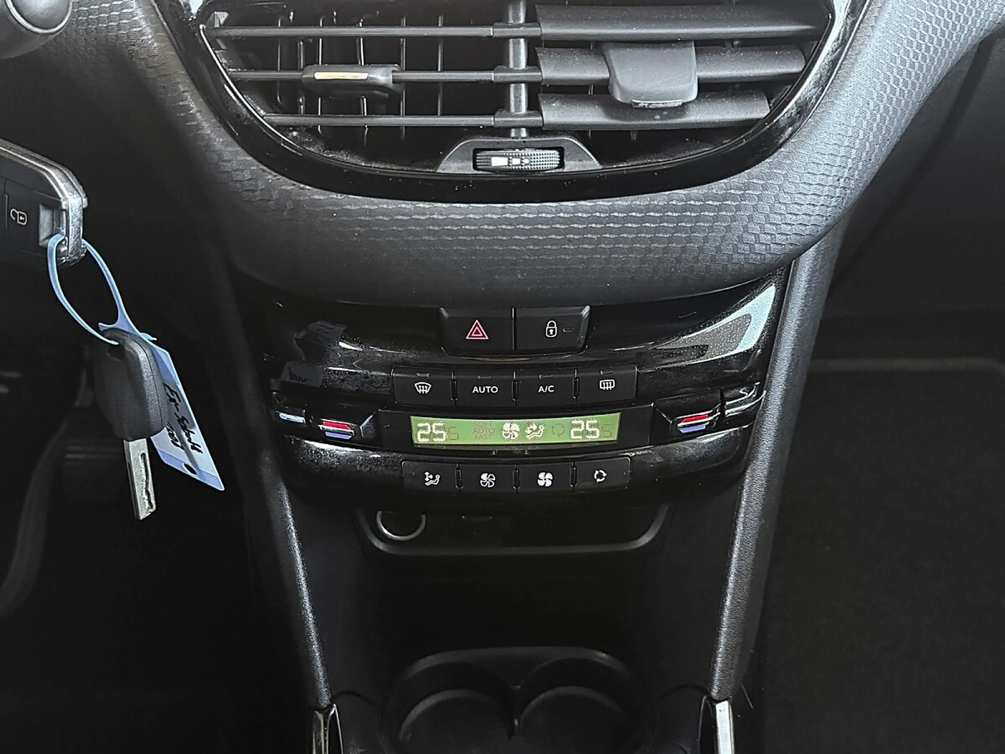 Peugeot 2008 1,2 PureTech 110 S&S Allure | PICKERL BIS 03/20... — photo 13
