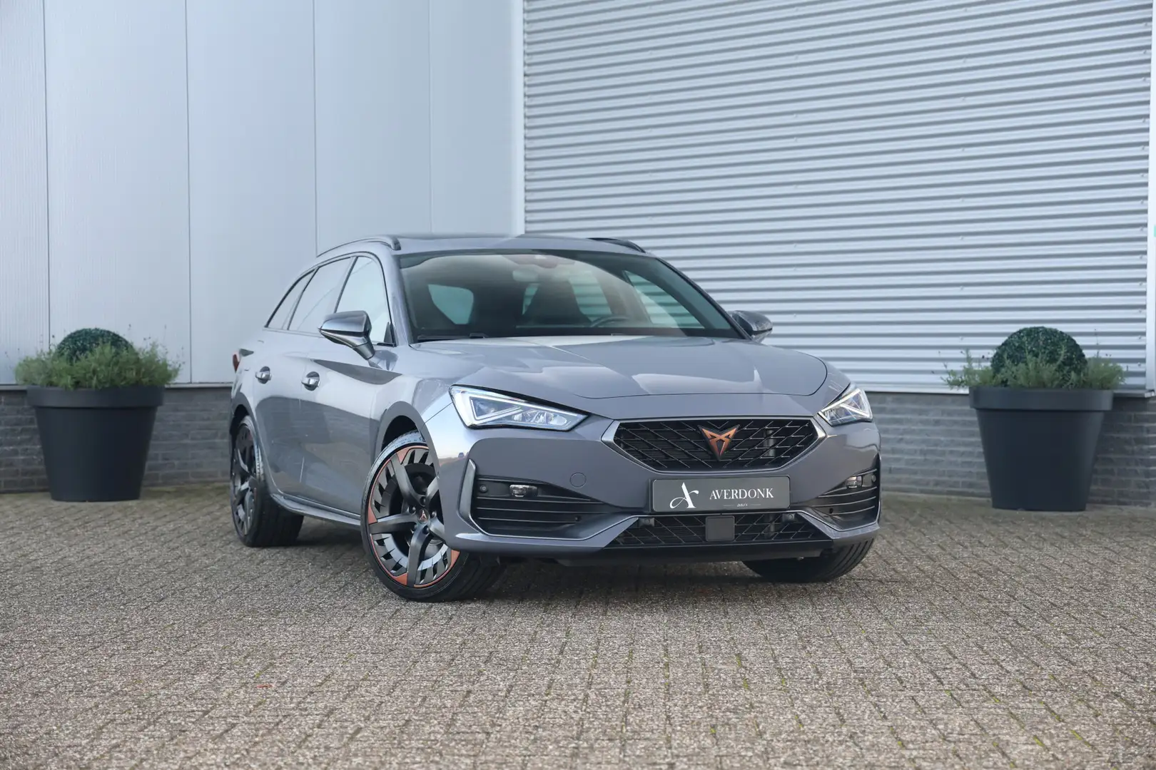 CUPRA Leon Sportstourer 1.4 e-Hybrid VZ Copper Edition 245pk Grijs - 1