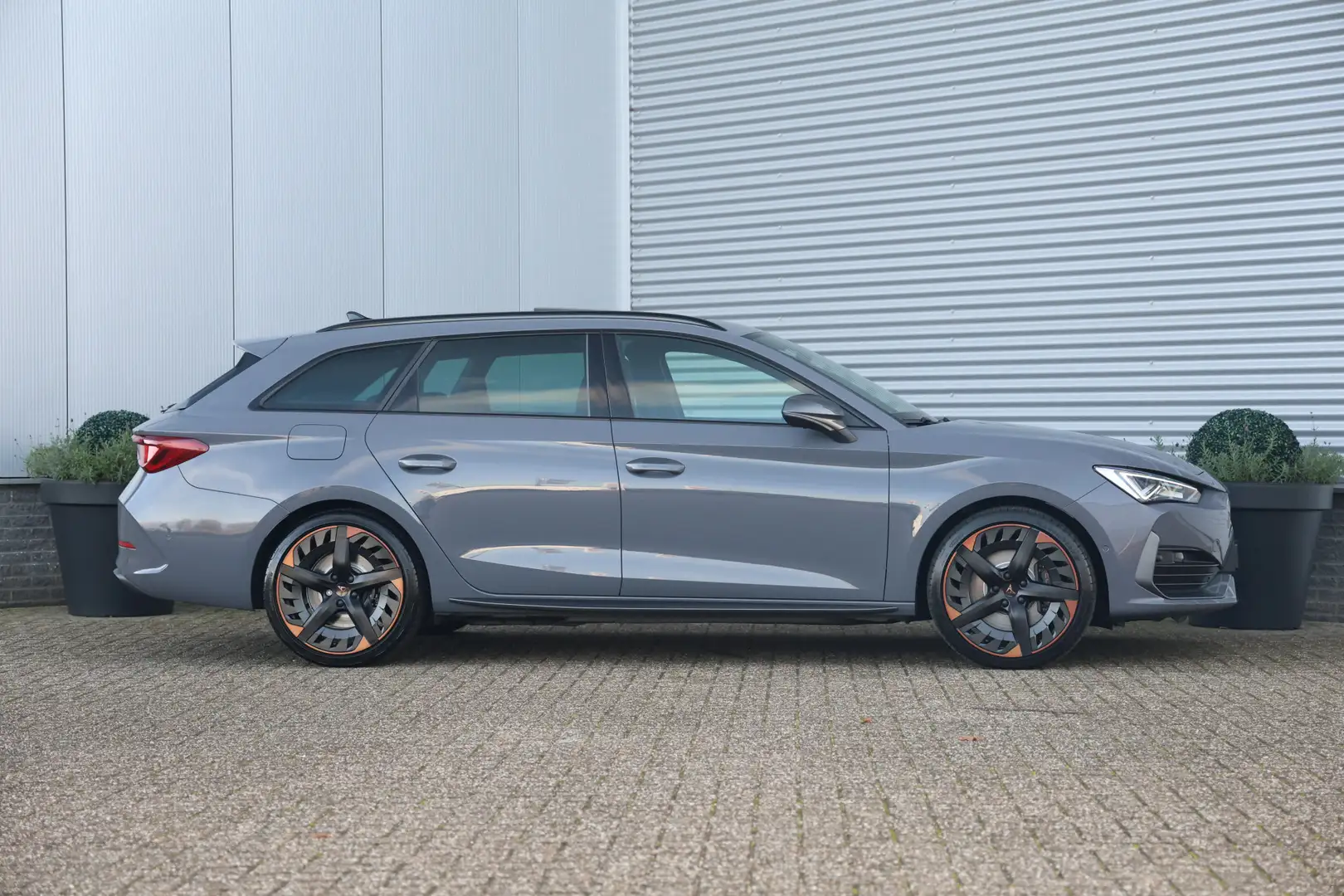CUPRA Leon Sportstourer 1.4 e-Hybrid VZ Copper Edition 245pk Grijs - 2