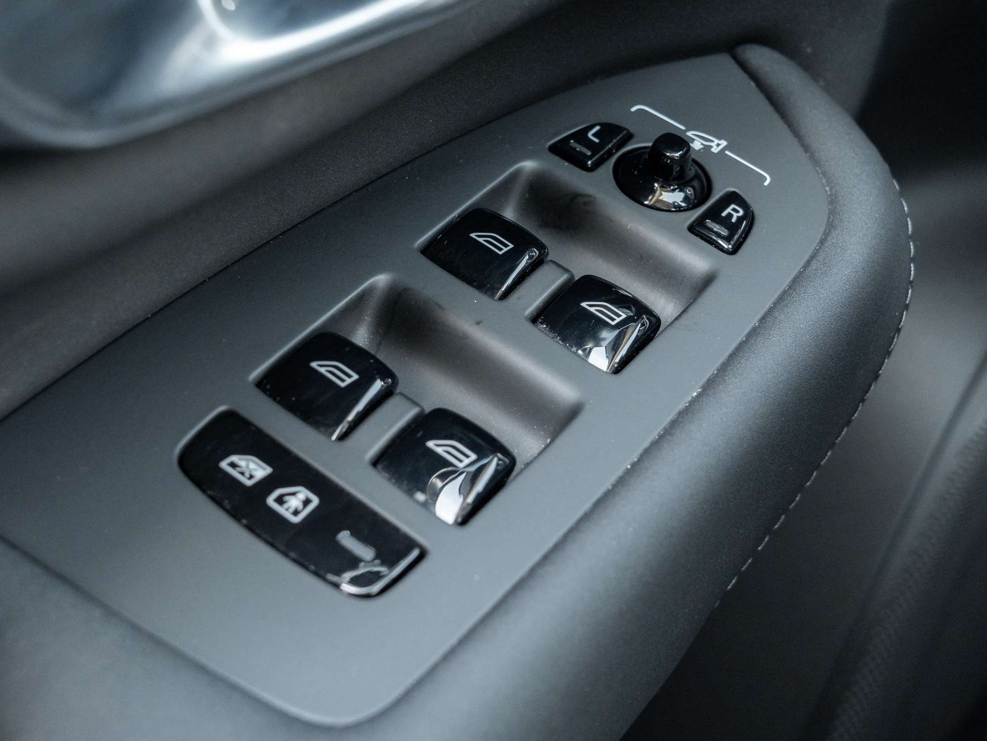 2026 Volvo XC90 B6 AWD PLUS Dark Theme |VOLVO CPO RATE fr 2.99%* thumb 15
