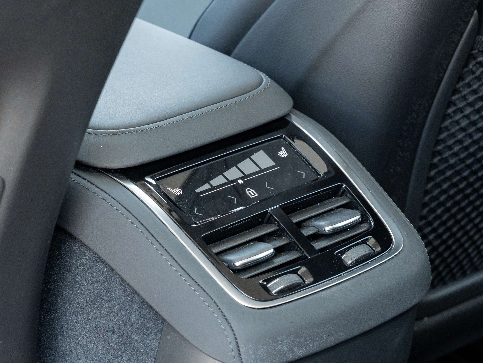 2026 Volvo XC90 B6 AWD PLUS Dark Theme |VOLVO CPO RATE fr 2.99%* thumb 25