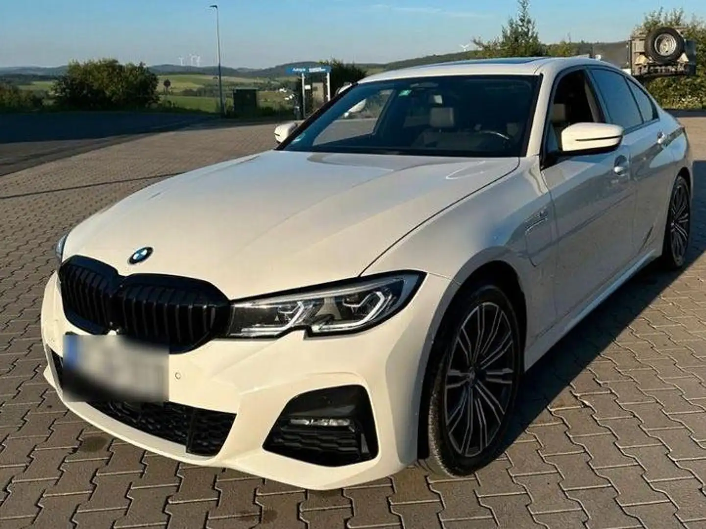 BMW 330 3er Plug-In-Hybrid 330e Aut. M Sport Bílá - 1