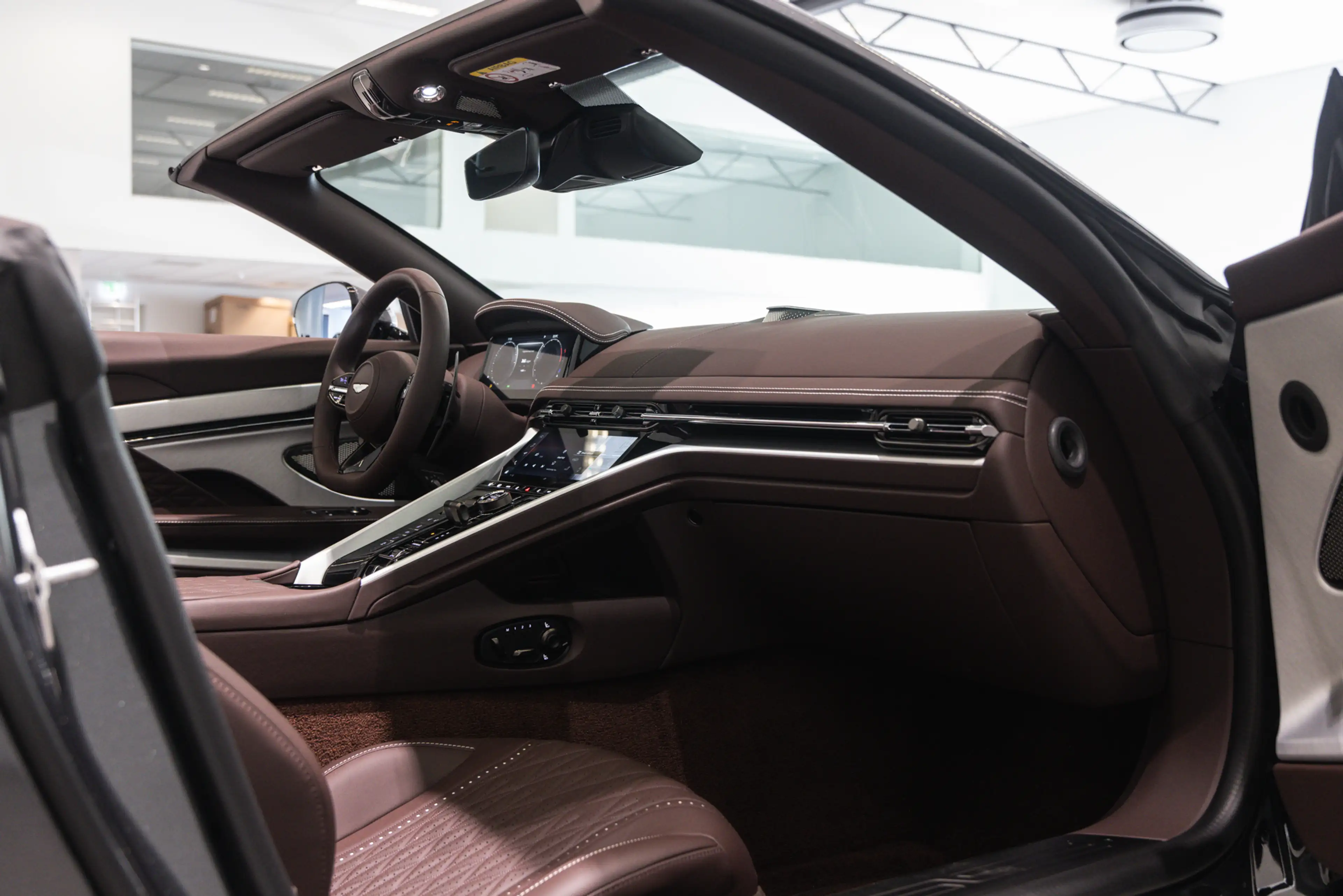 Aston Martin DB12 Volante — photo 14