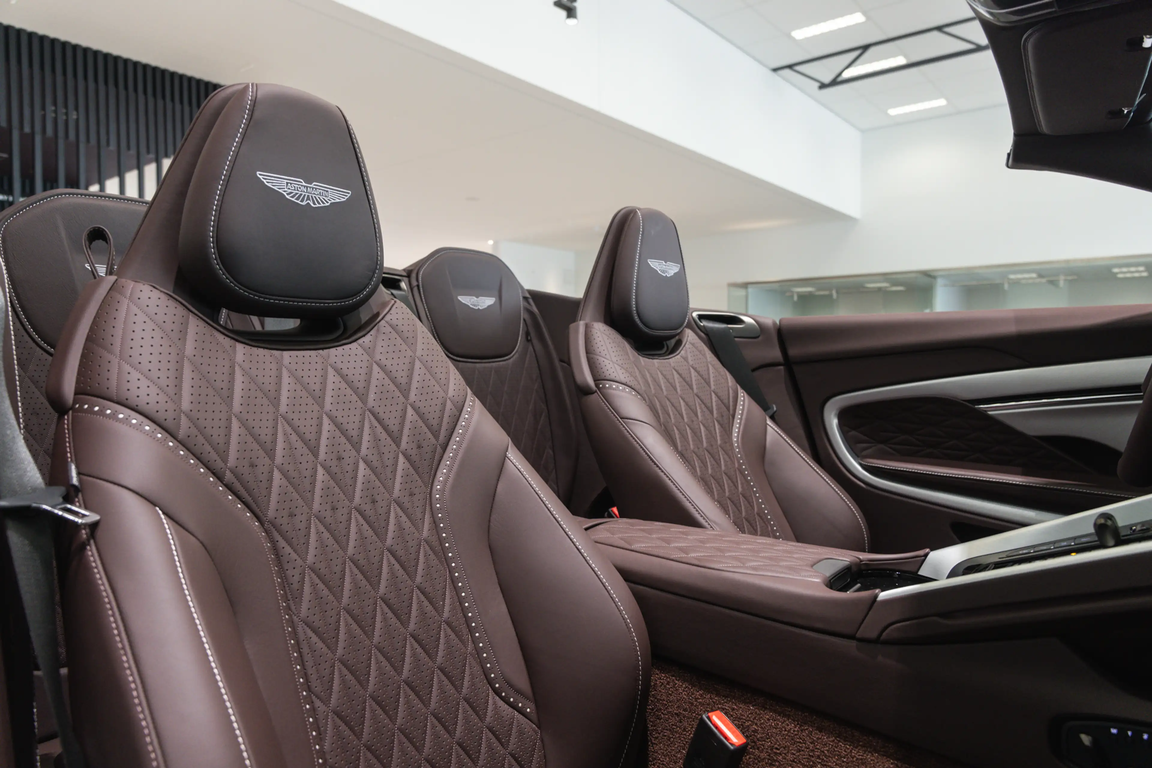 Aston Martin DB12 Volante — photo 15
