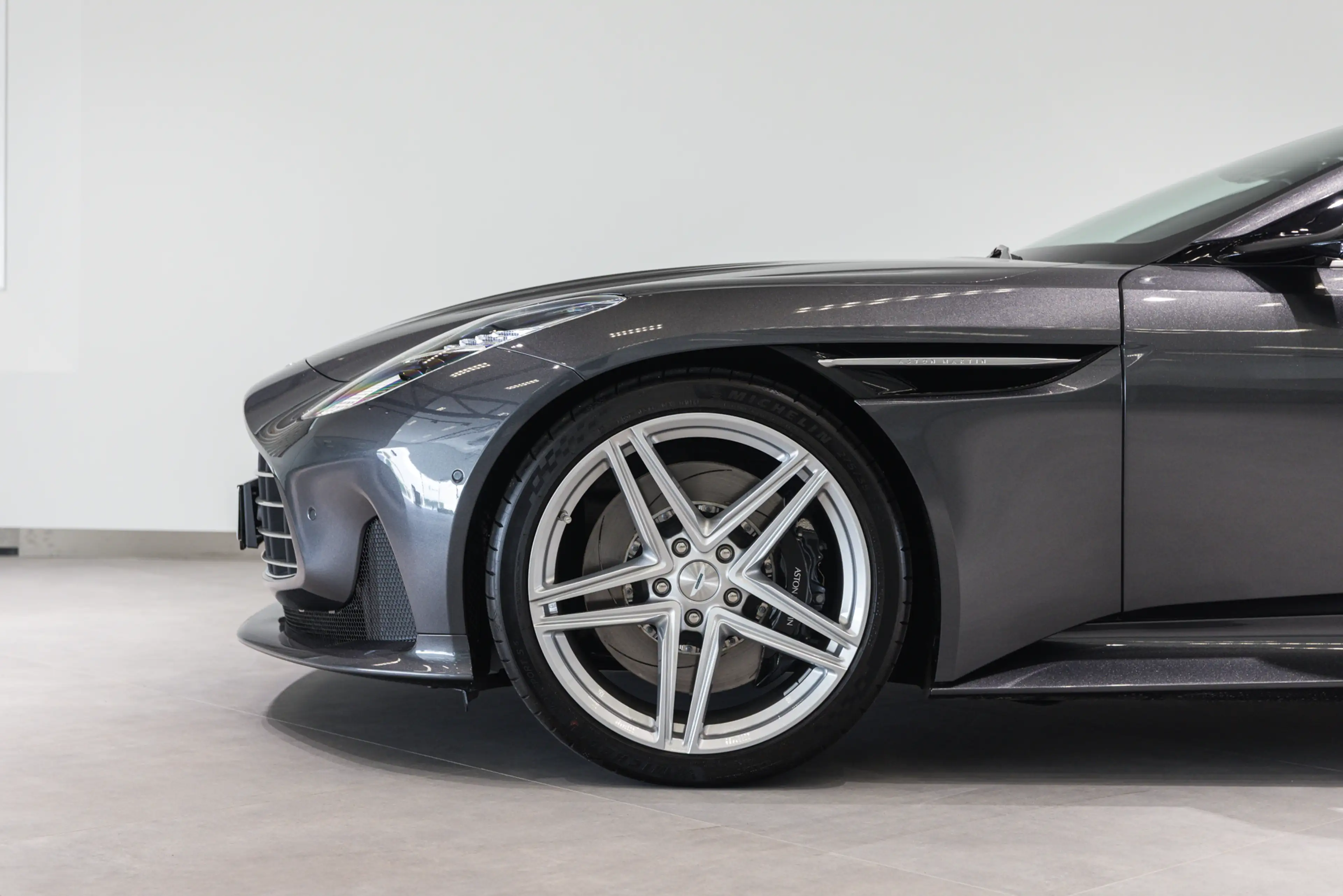 Aston Martin DB12 Volante — photo 6