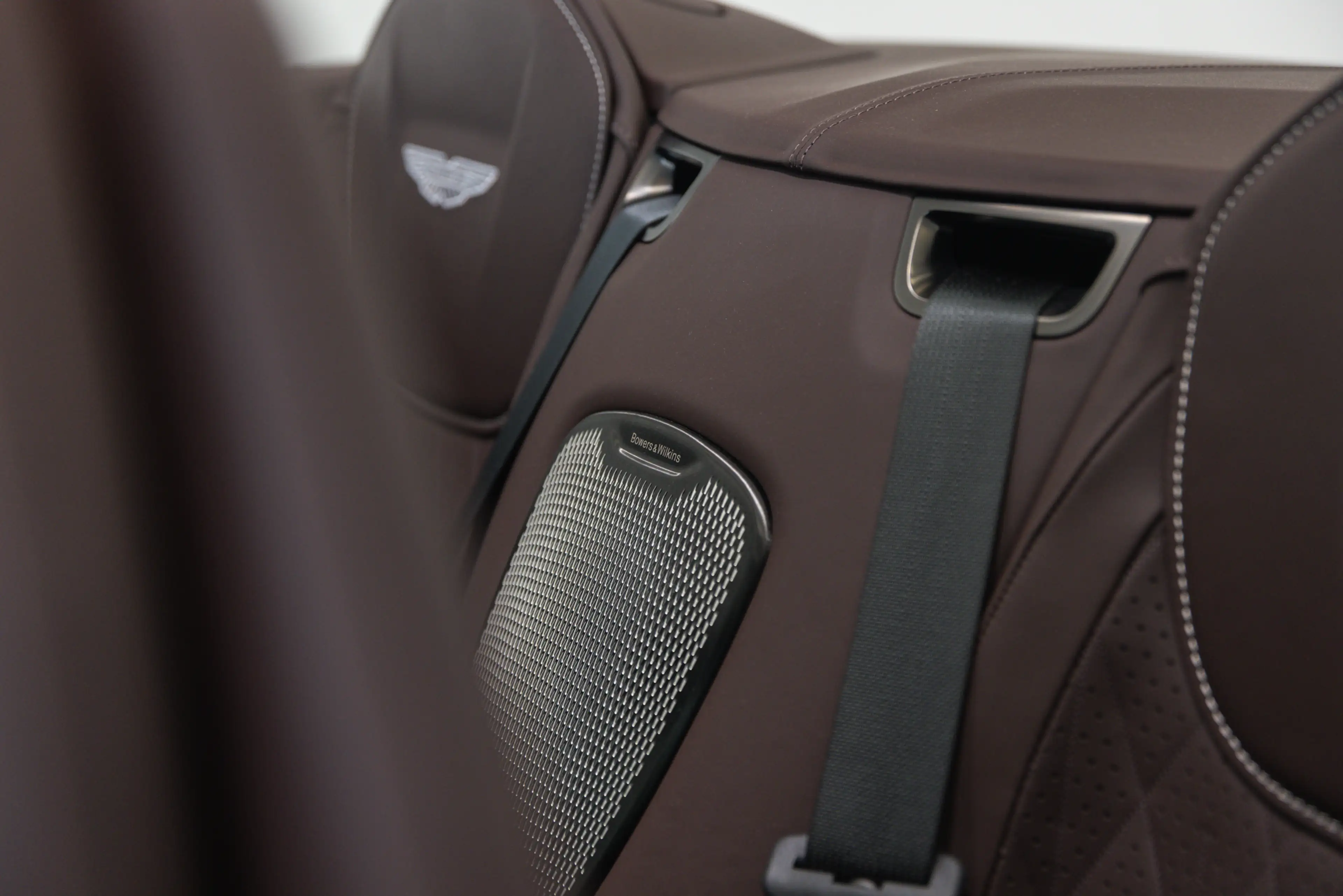 Aston Martin DB12 Volante — photo 13