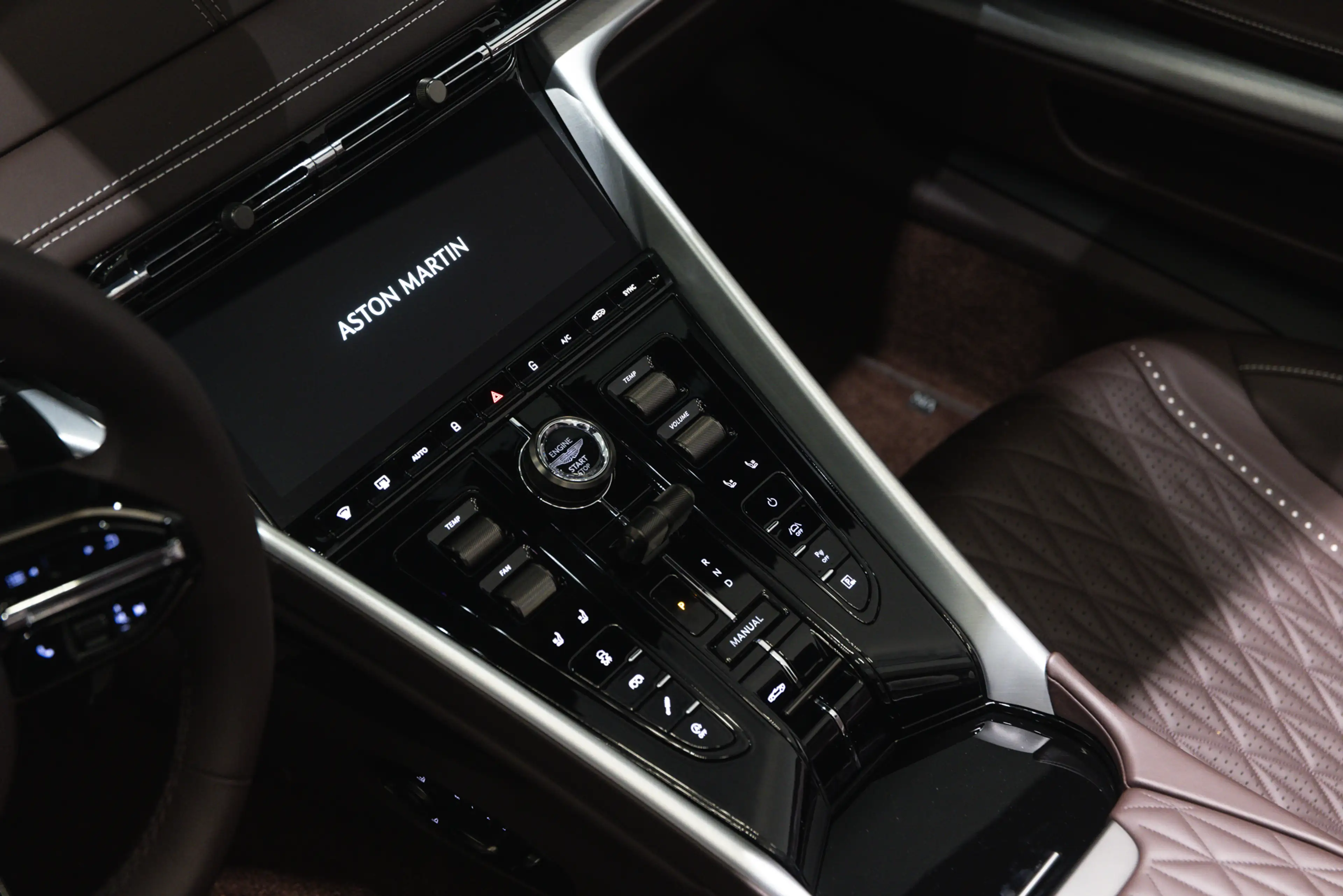 Aston Martin DB12 Volante — photo 11