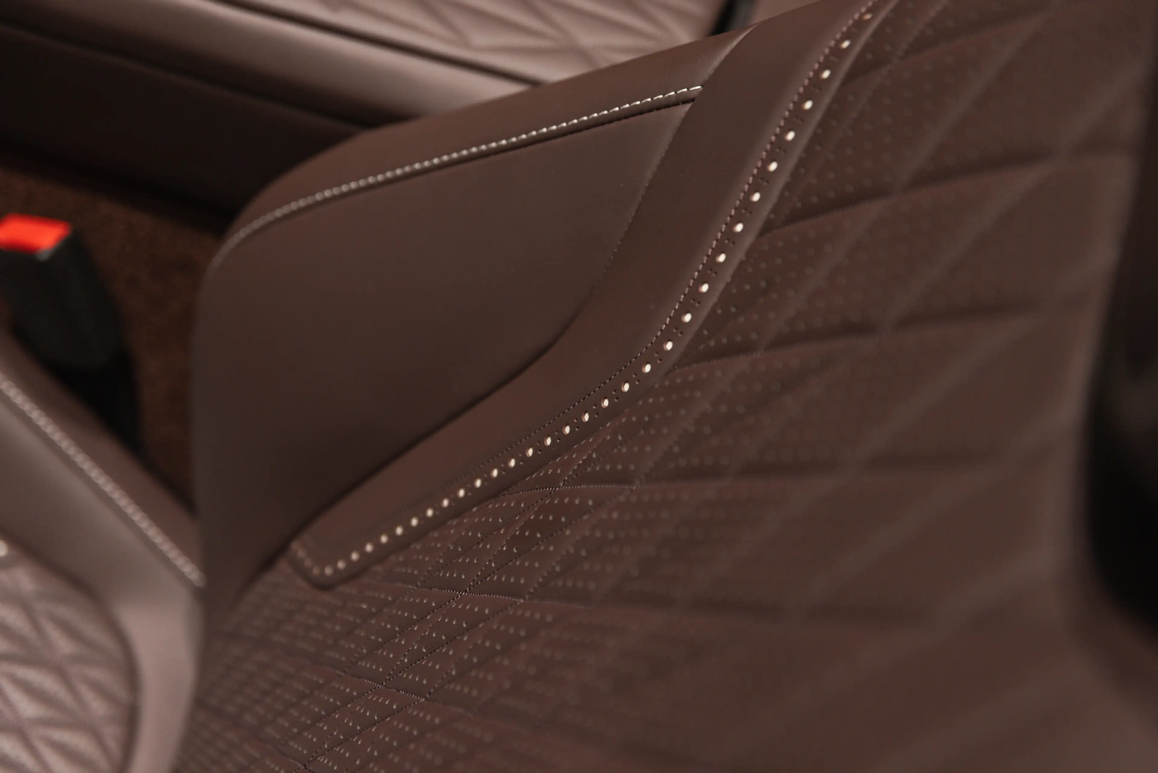 Aston Martin DB12 Volante — photo 8