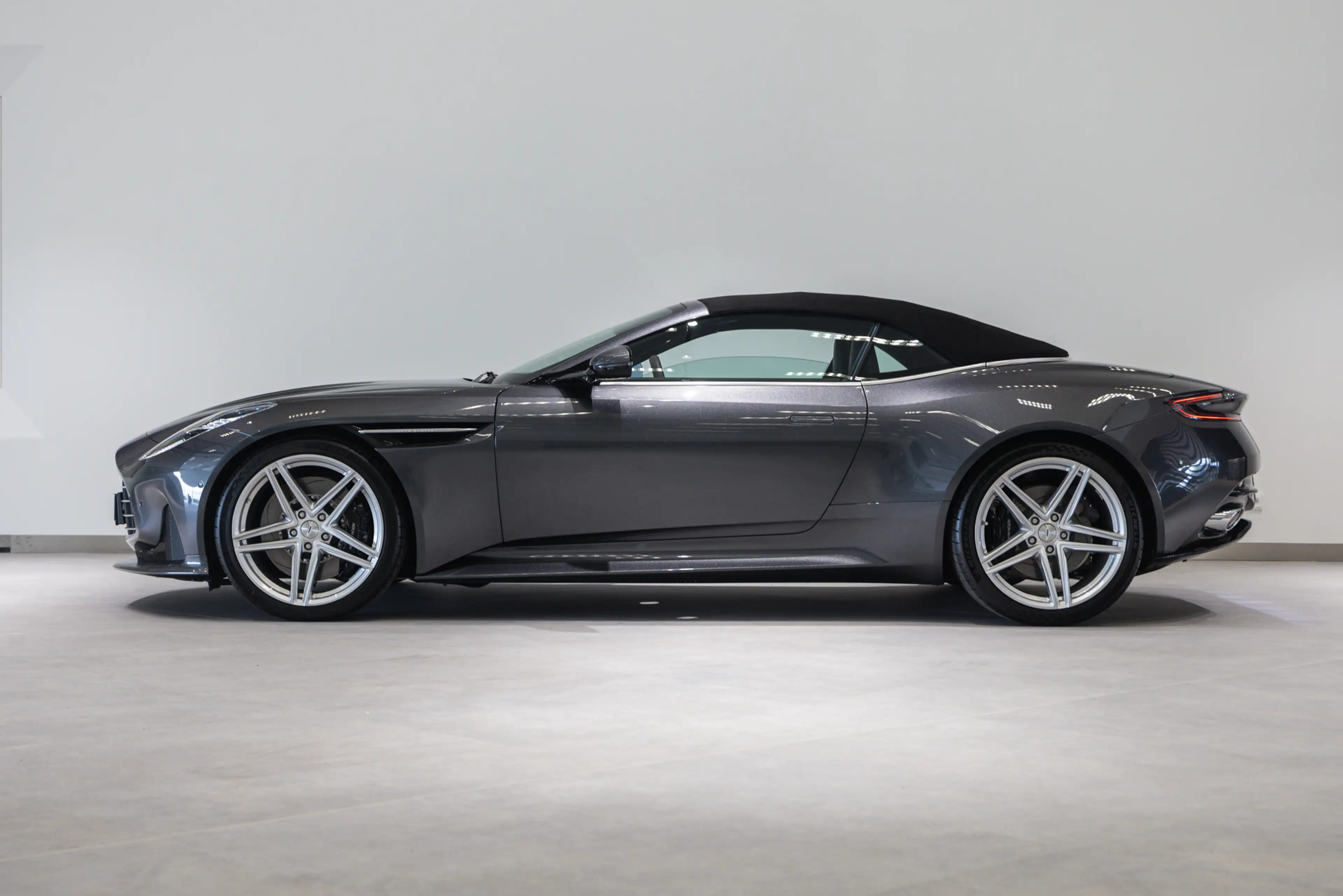 Aston Martin DB12 Volante — photo 2