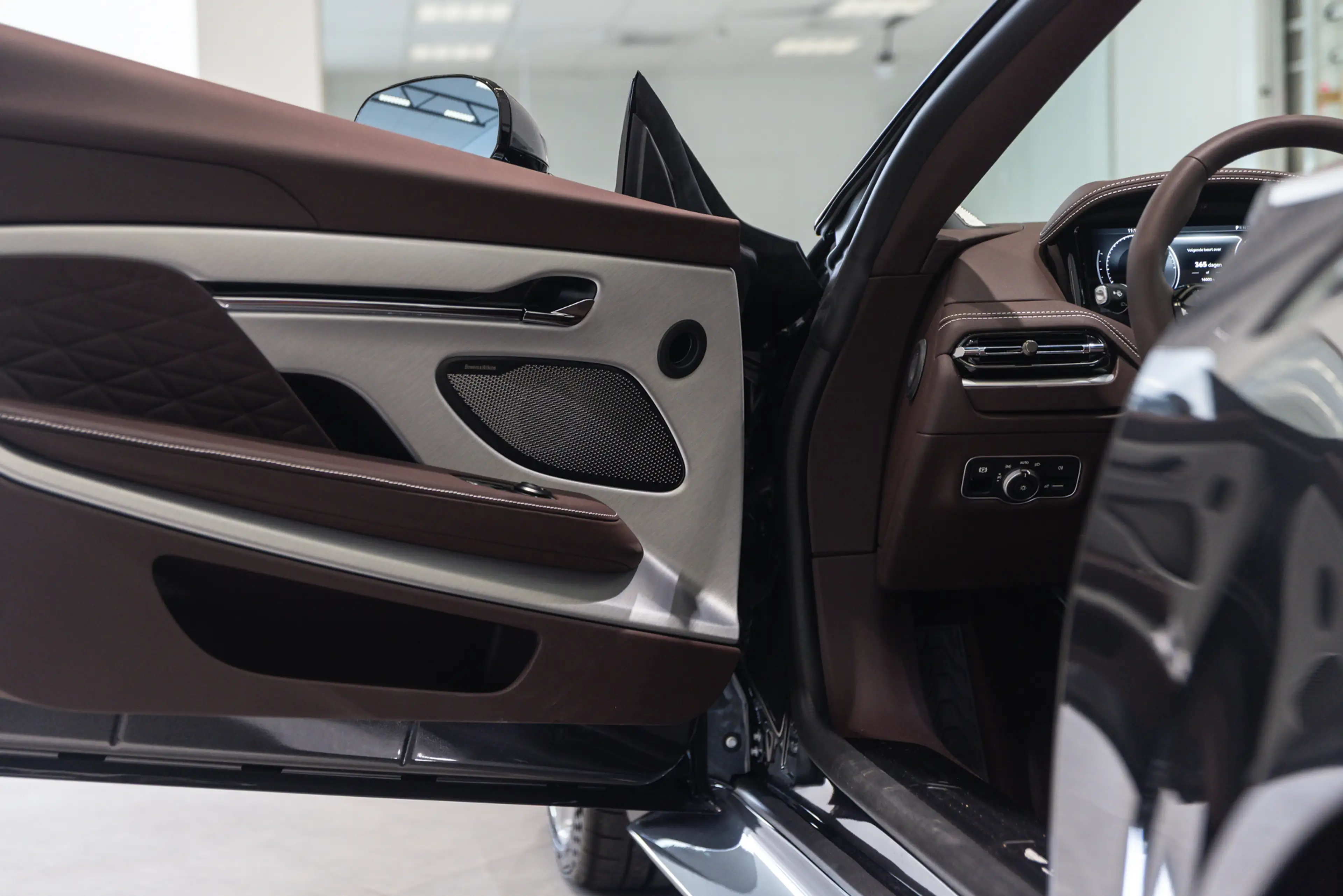 Aston Martin DB12 Volante — photo 9