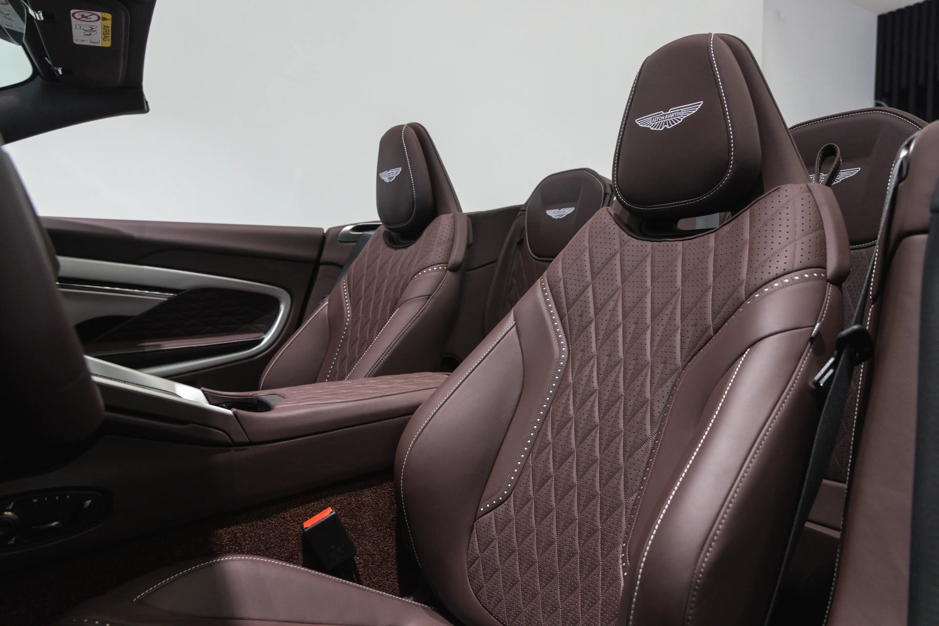Aston Martin DB12 Volante — photo 3