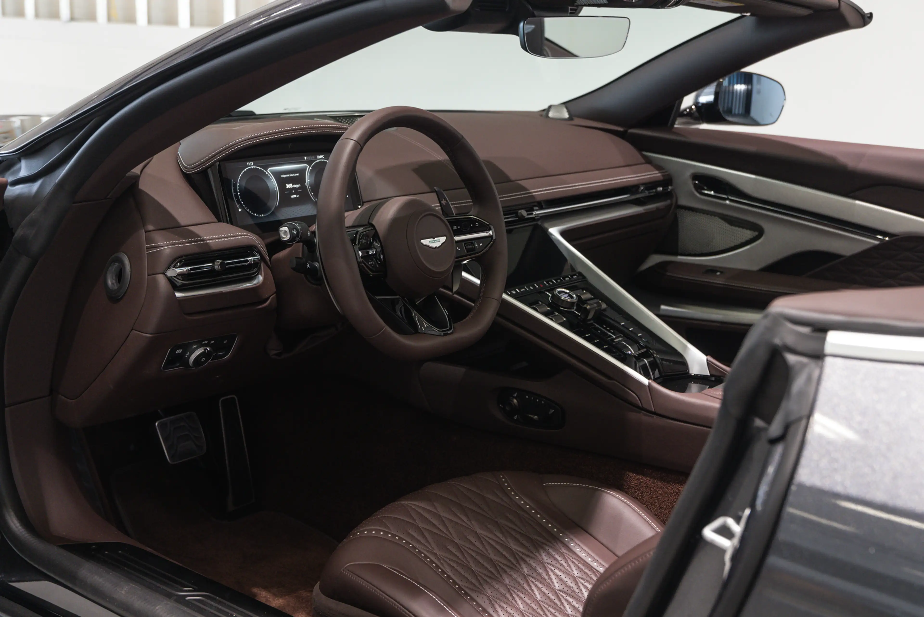 Aston Martin DB12 Volante — photo 10