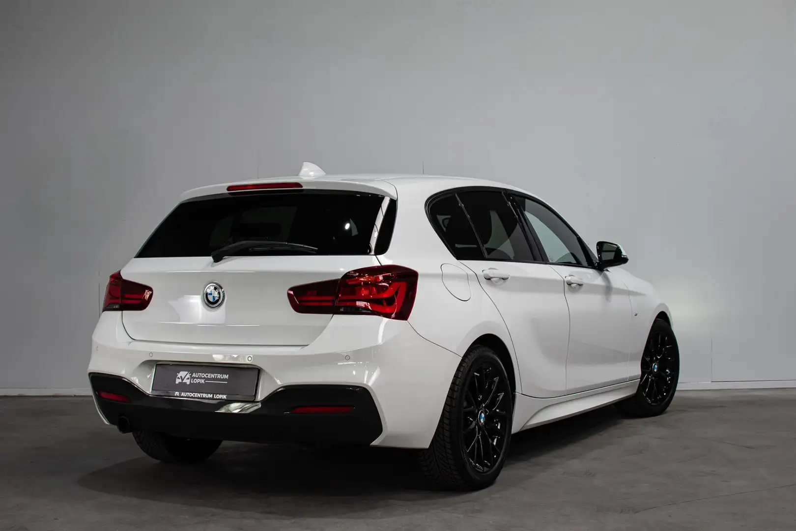 BMW 118 1-serie 118i M SPORT *NAP*Apple CarPlay* Wit - 2
