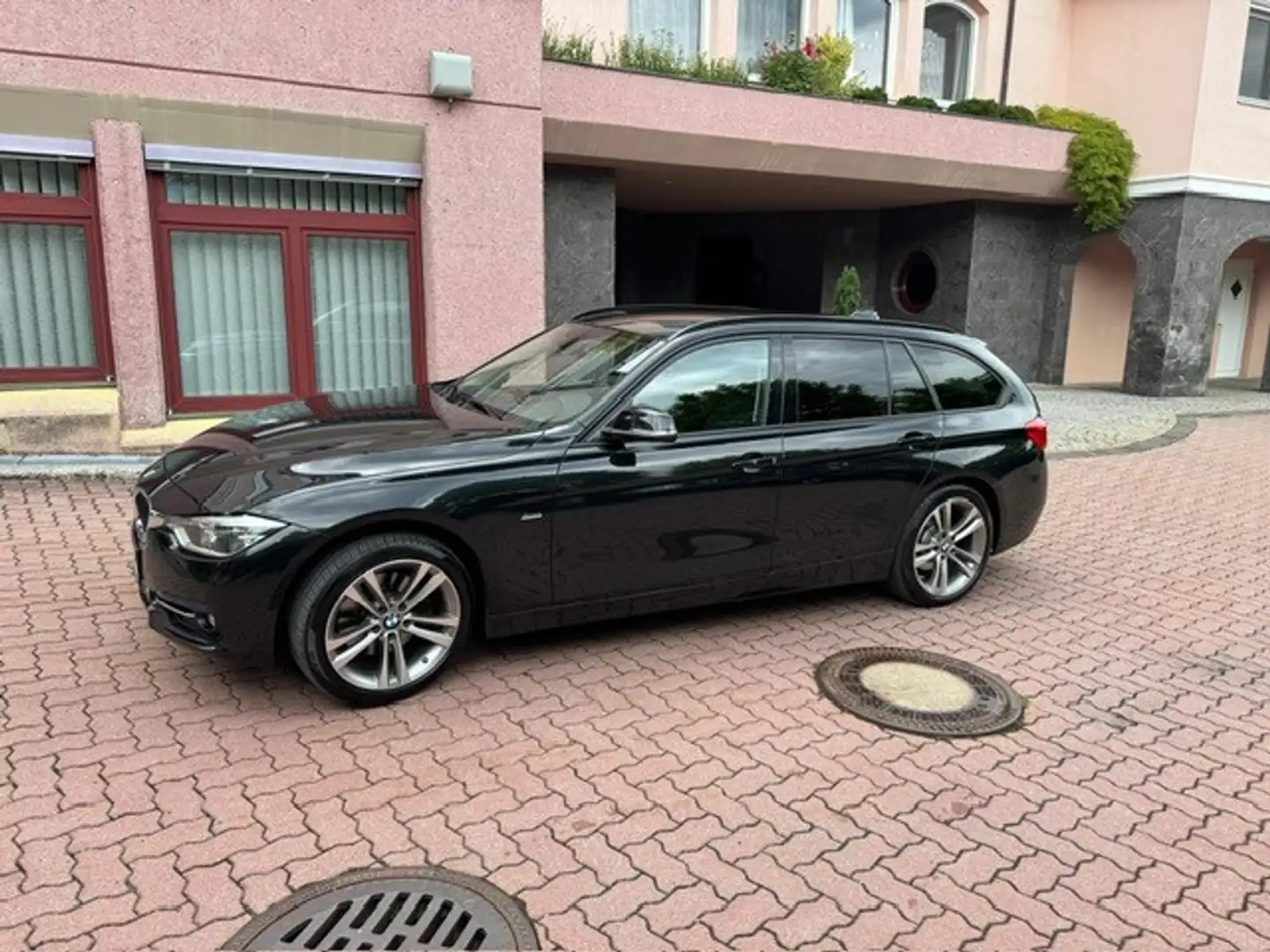 BMW 330 i xDrive Touring Sport Line Aut. Schwarz - 1