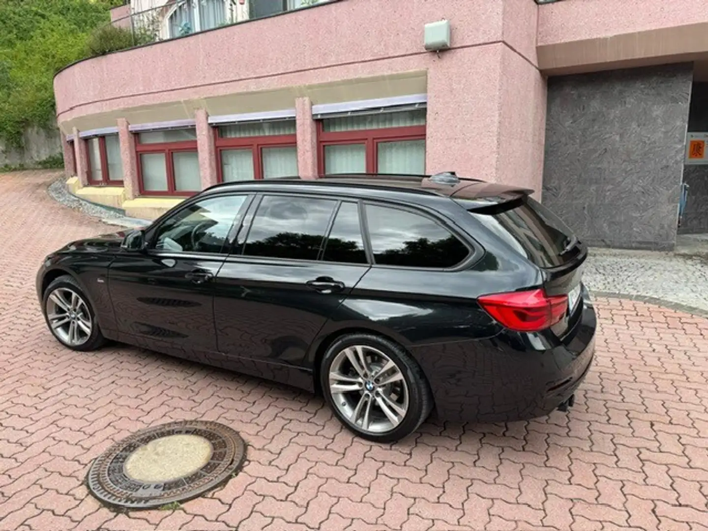 BMW 330 i xDrive Touring Sport Line Aut. Schwarz - 2