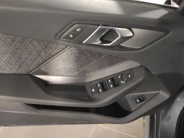 BMW 1 Series view 16