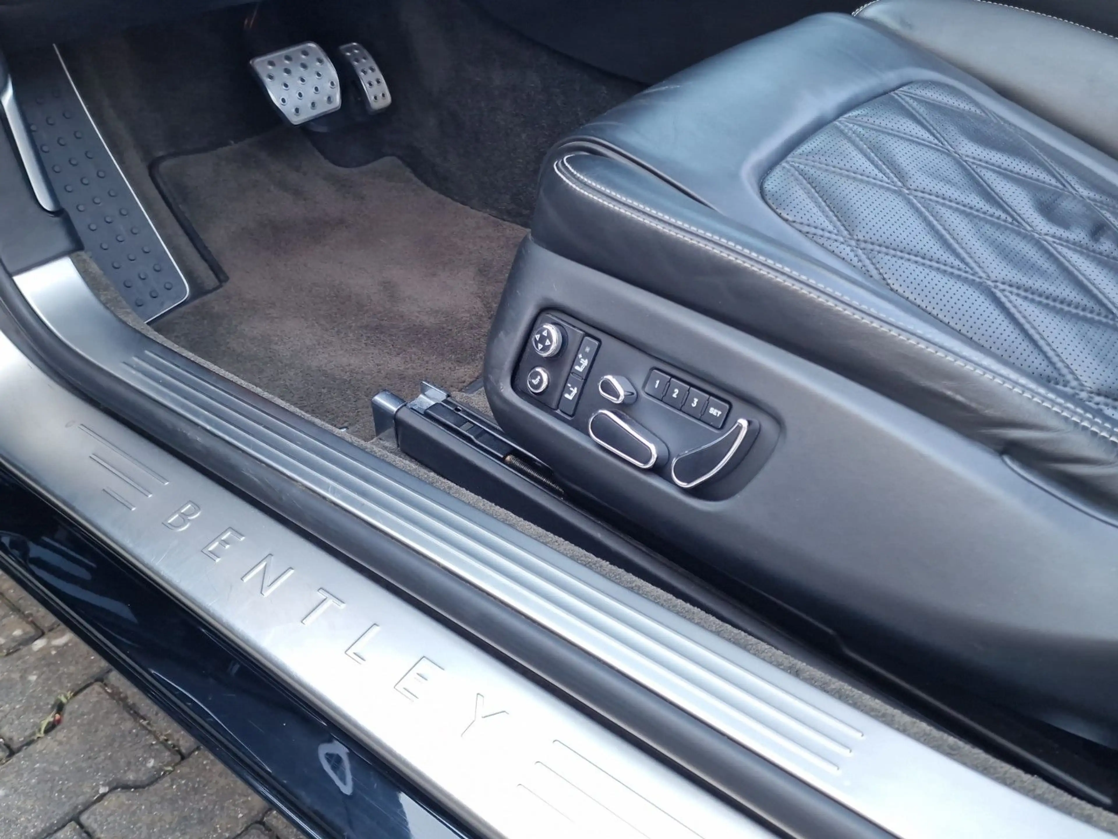 Bentley Continental GTC V8 Mulliner — photo 10