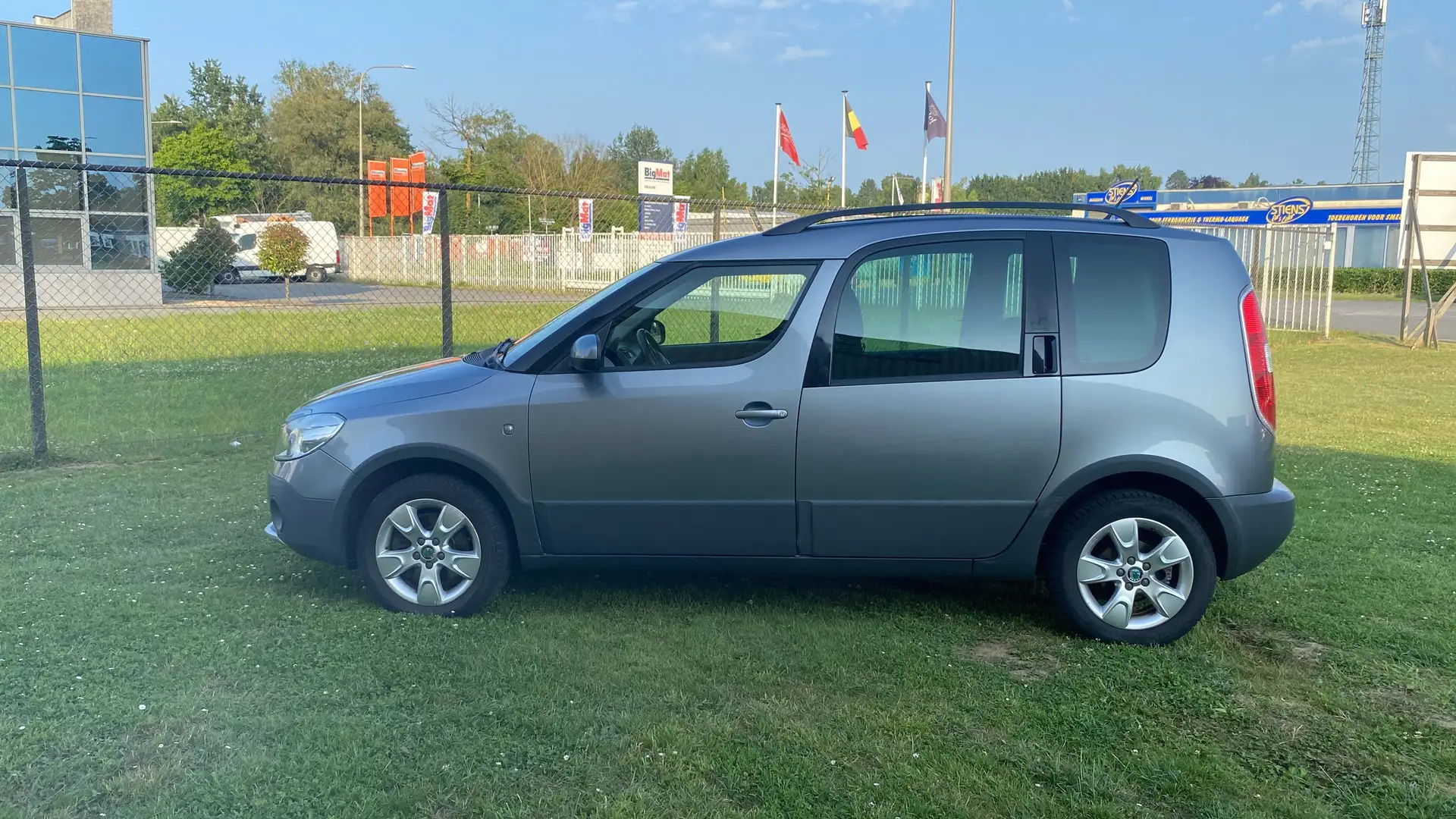 Skoda Roomster ✅ 1.6 CR TDi Ambition DPF Gris - 2