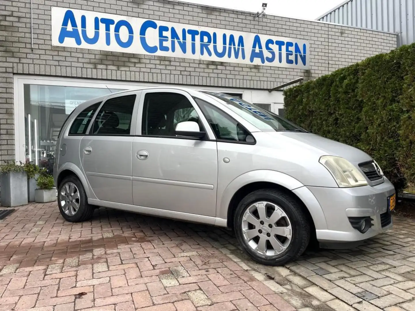 Opel Meriva 1.6-16V Temptation Grau - 2
