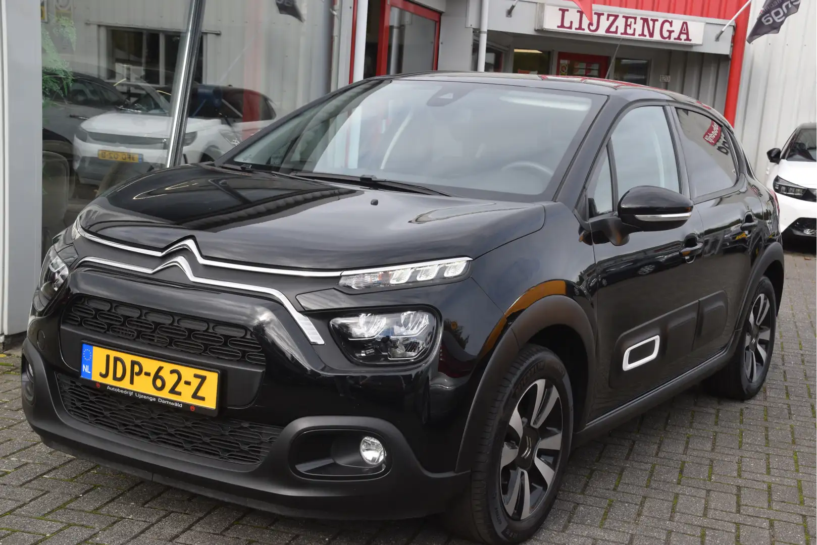 Citroen C3 1.2 PureTech Shine Carplay | LED | LMV 17 | Clima Zwart - 2