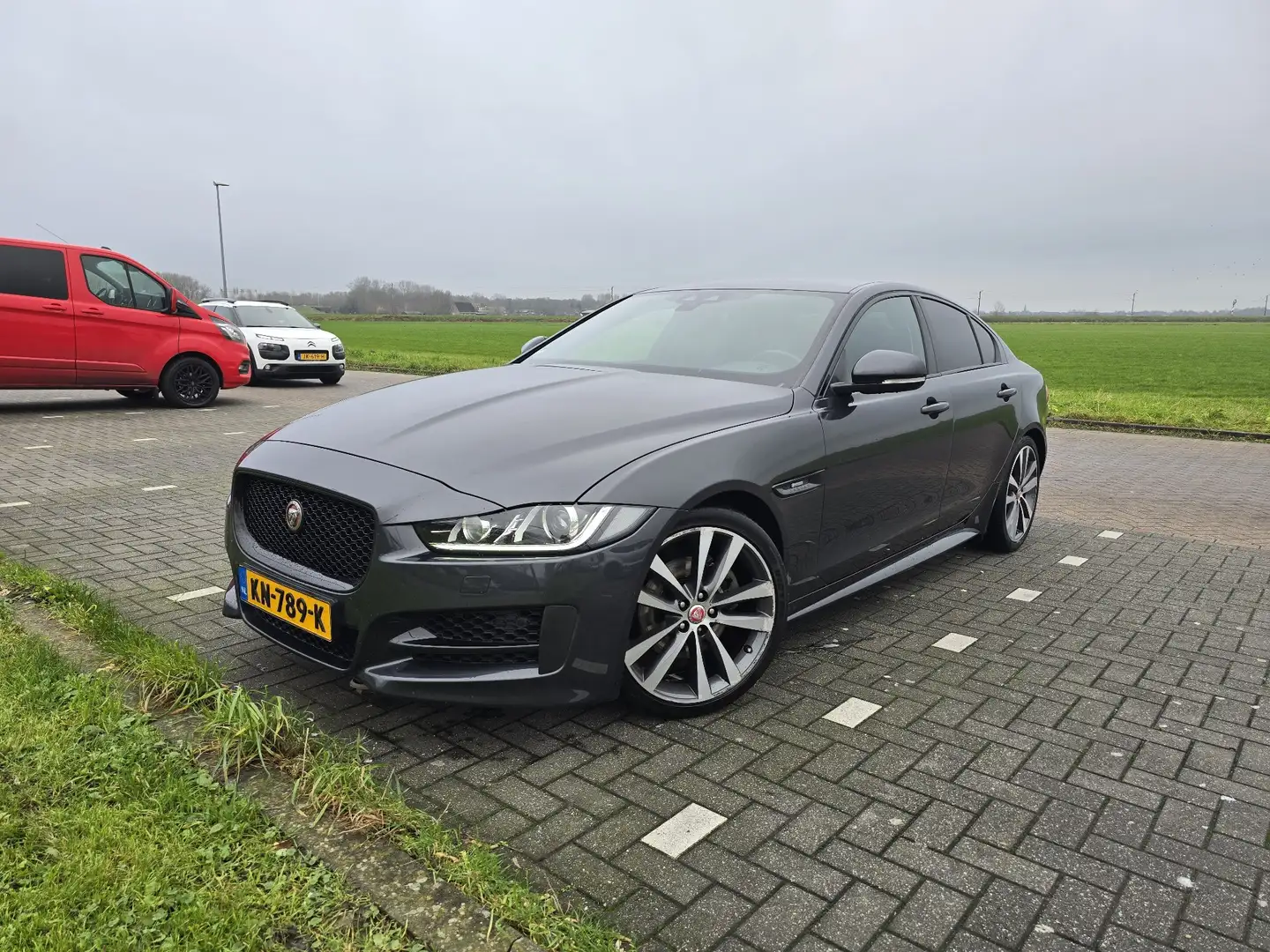 Jaguar XE 2.0 D Portfolio Grijs - 1