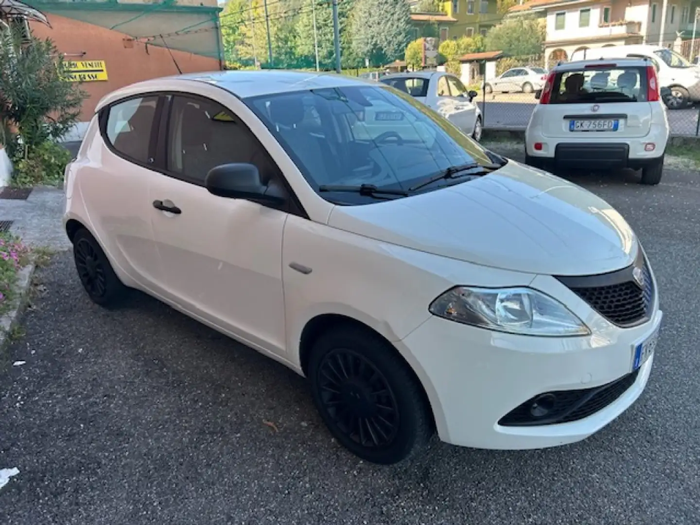 Lancia Ypsilon 1.0 FireFly 5 porte S&S Hybrid Ecochic Silver Bianco - 2