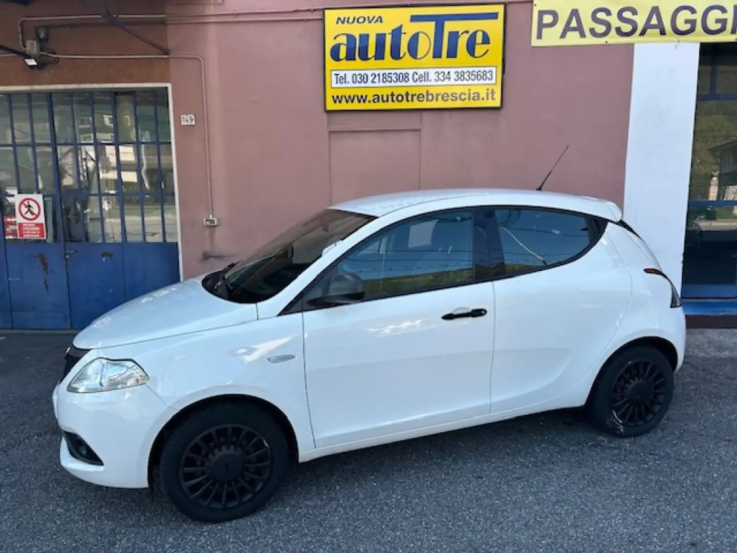 Lancia Ypsilon 1.0 FireFly 5 porte S&S Hybrid Ecochic Silver Bianco - 1