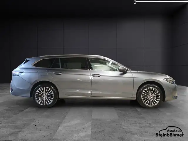 Volkswagen Passat view 9