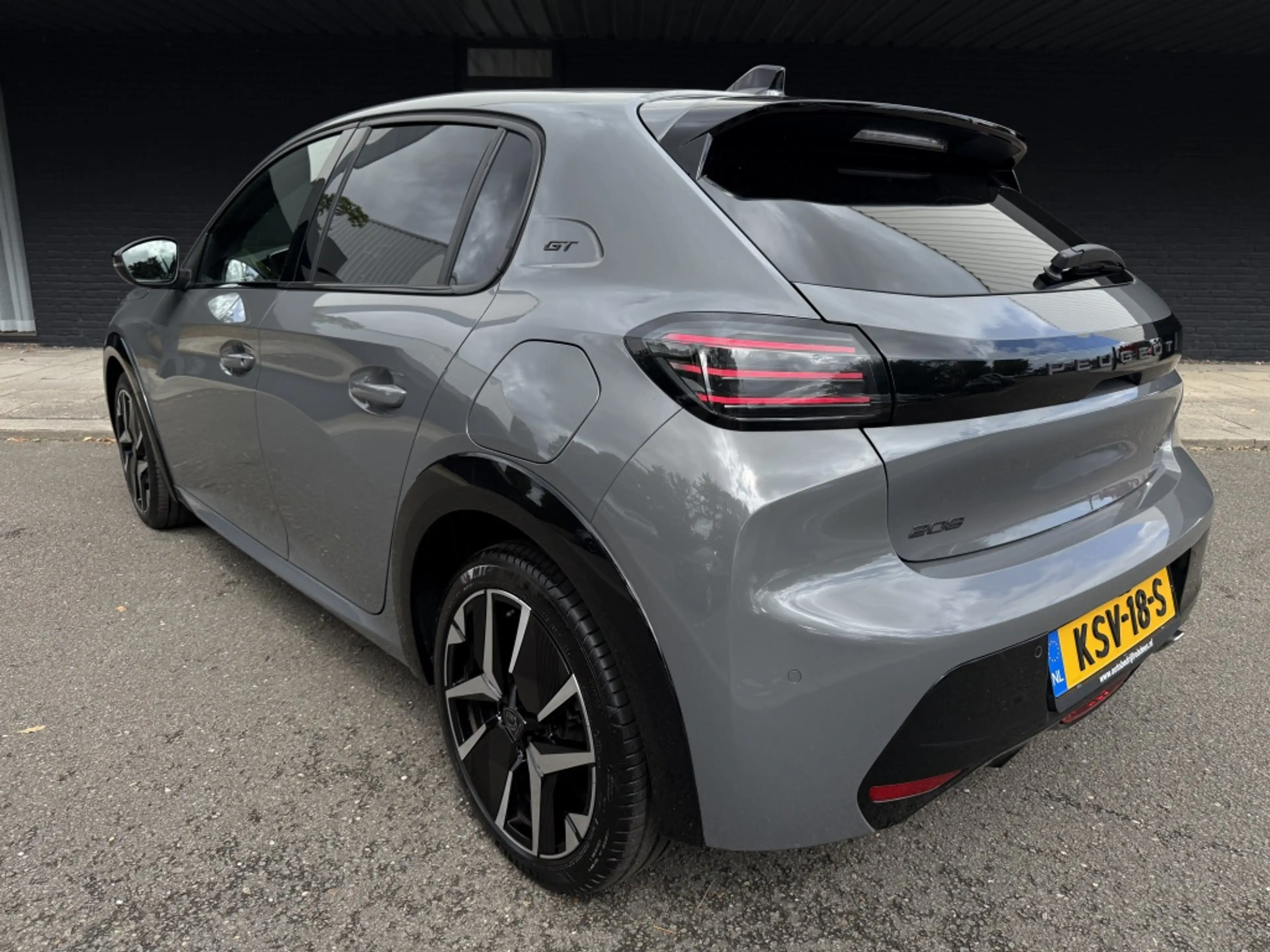 Peugeot 208 1.2 PT 100 GT — photo 2