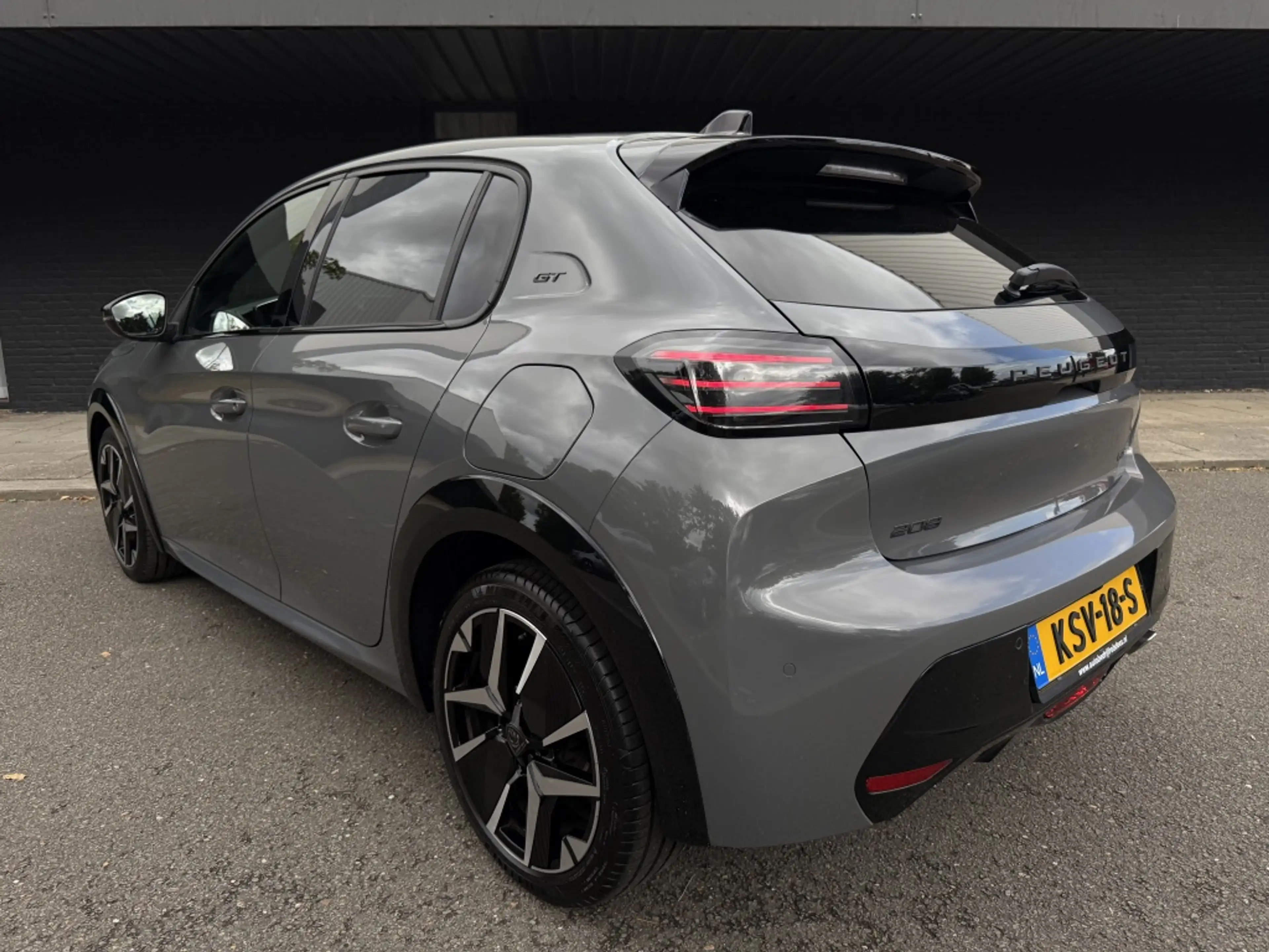 Peugeot 208 1.2 PT 100 GT — photo 24