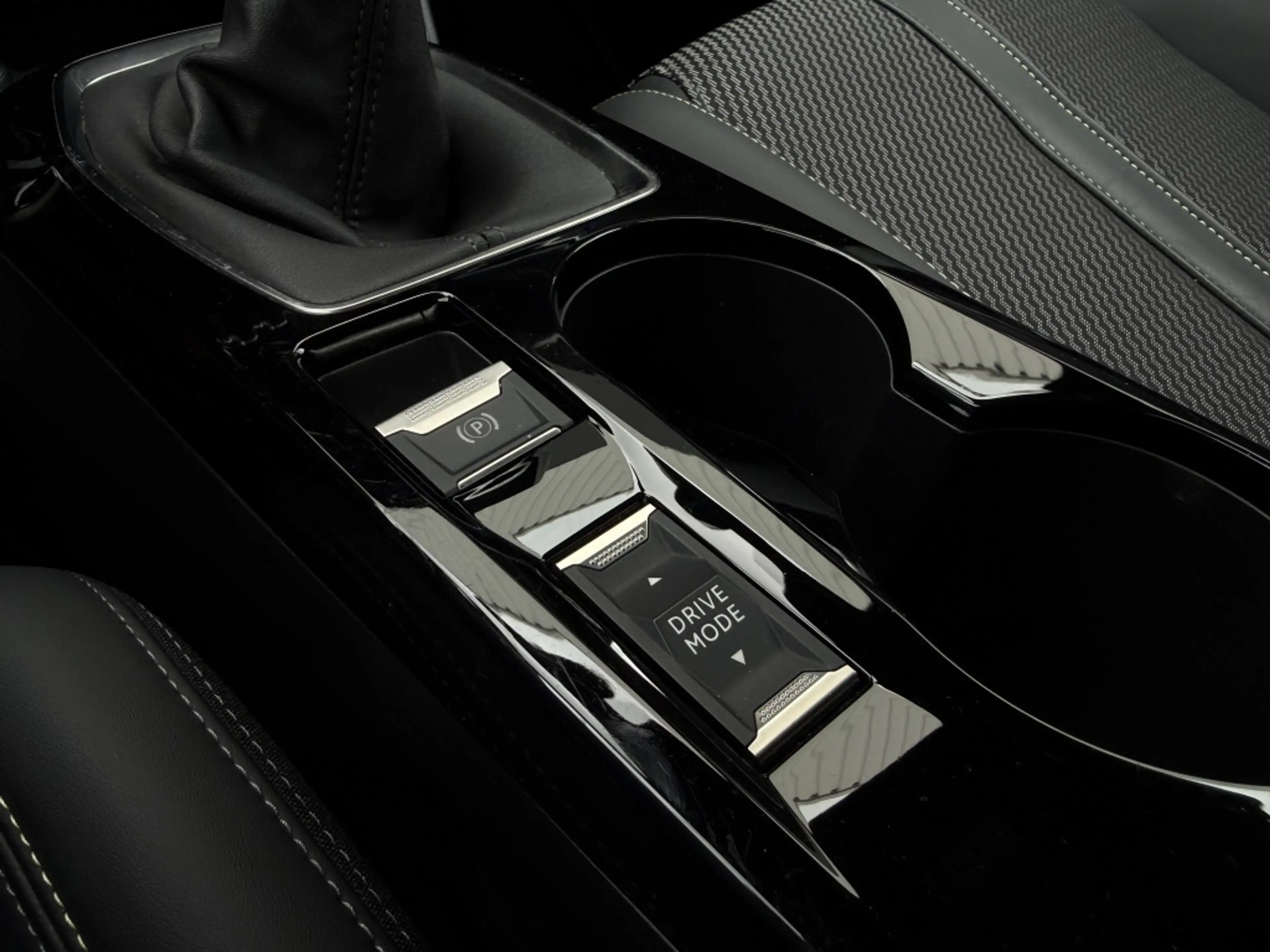 Peugeot 208 1.2 PT 100 GT — photo 21