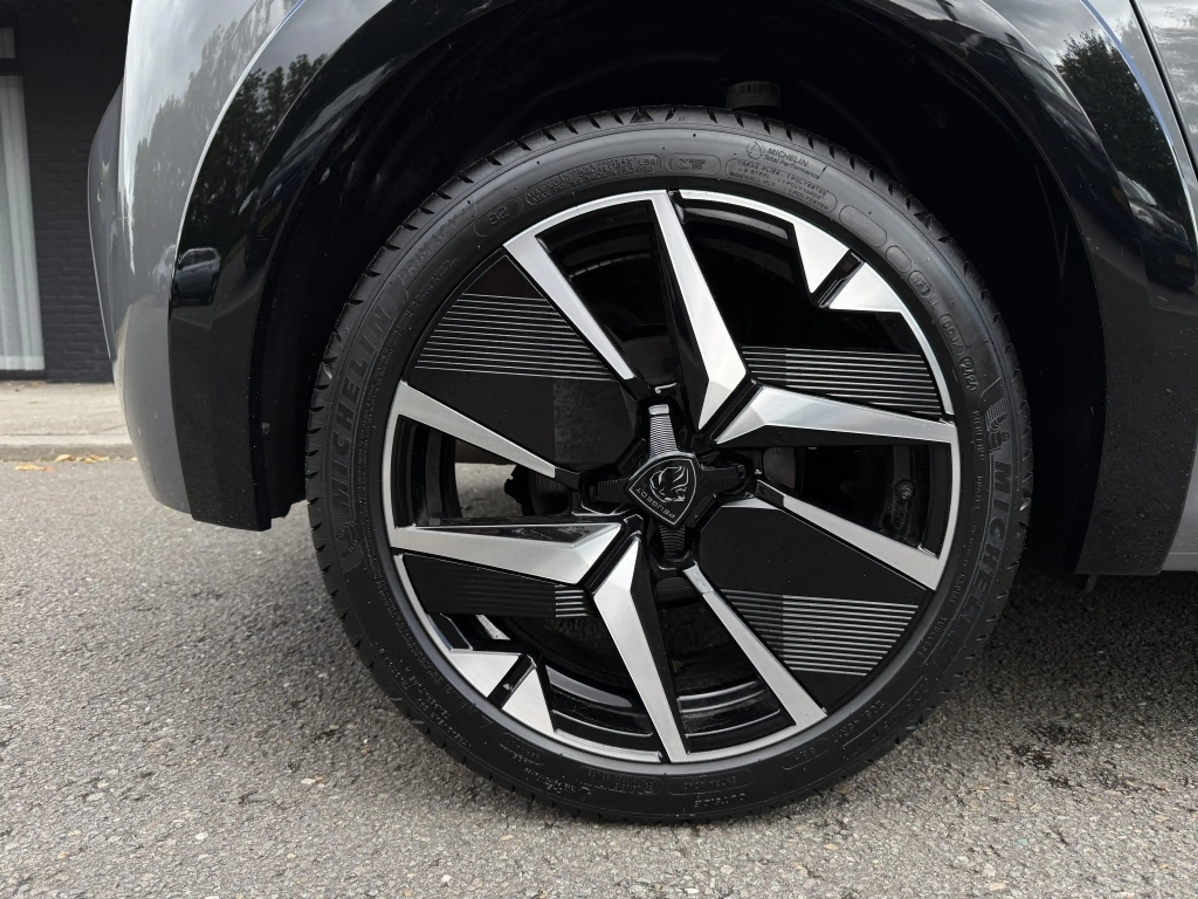Peugeot 208 1.2 PT 100 GT — photo 3