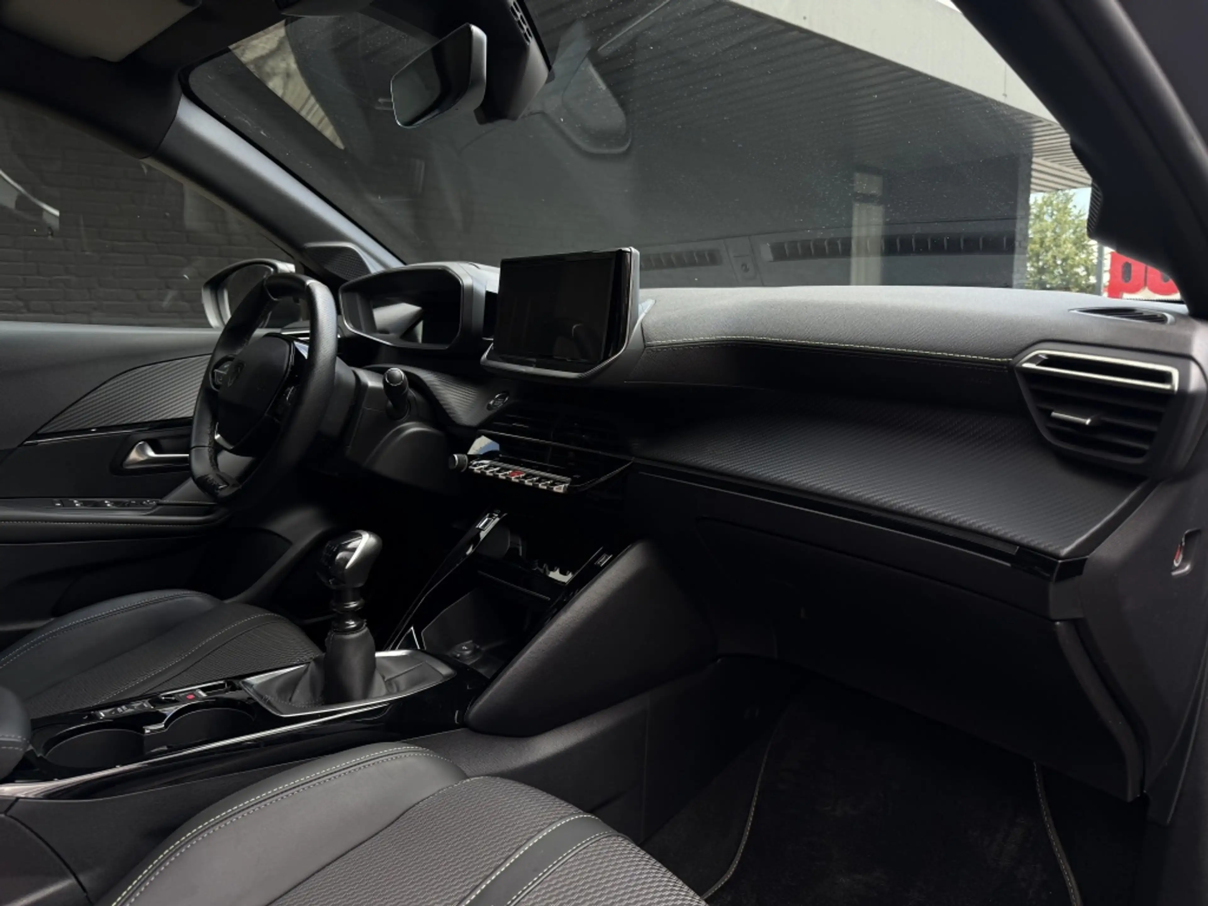 Peugeot 208 1.2 PT 100 GT — photo 9