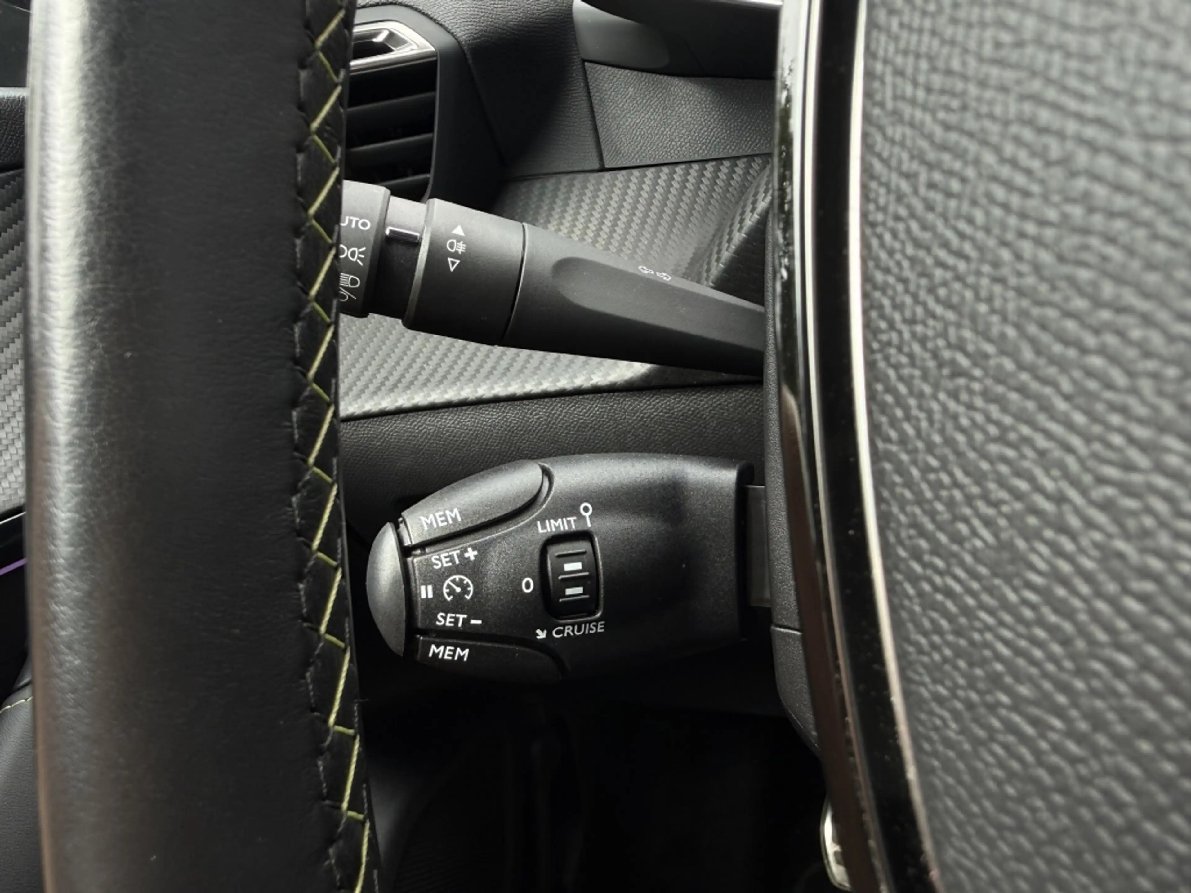 Peugeot 208 1.2 PT 100 GT — photo 11