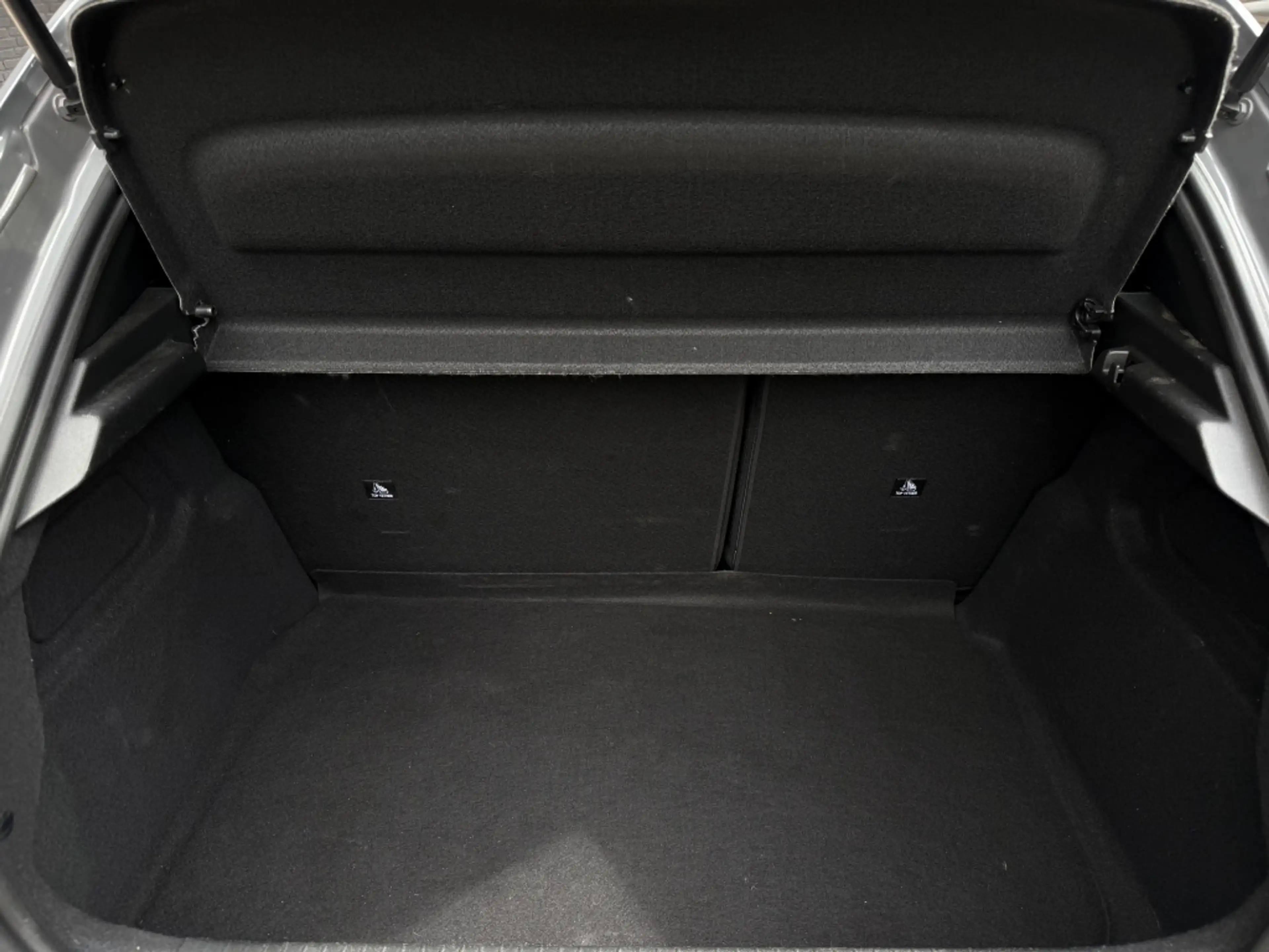 Peugeot 208 1.2 PT 100 GT — photo 8