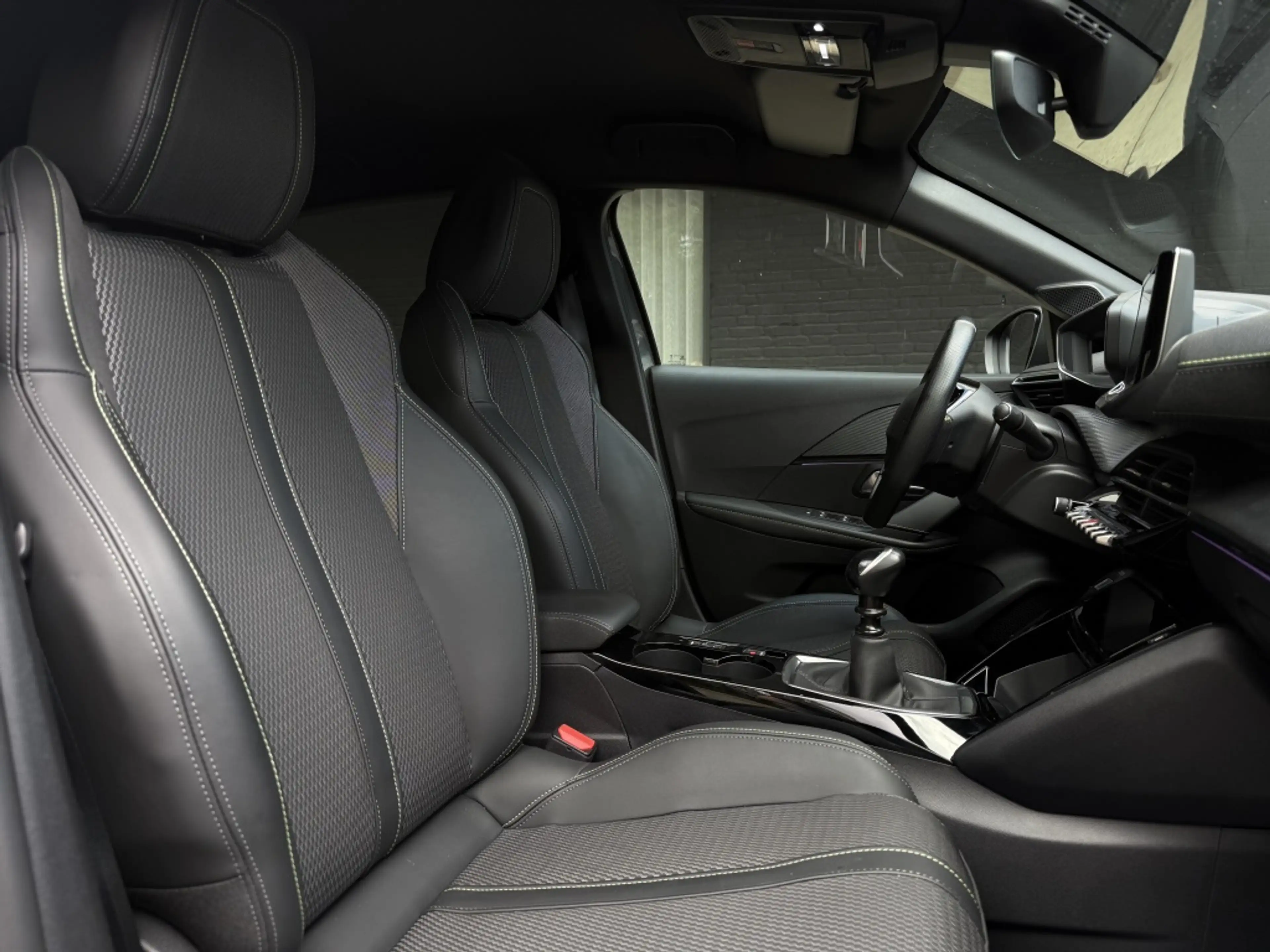 Peugeot 208 1.2 PT 100 GT — photo 4