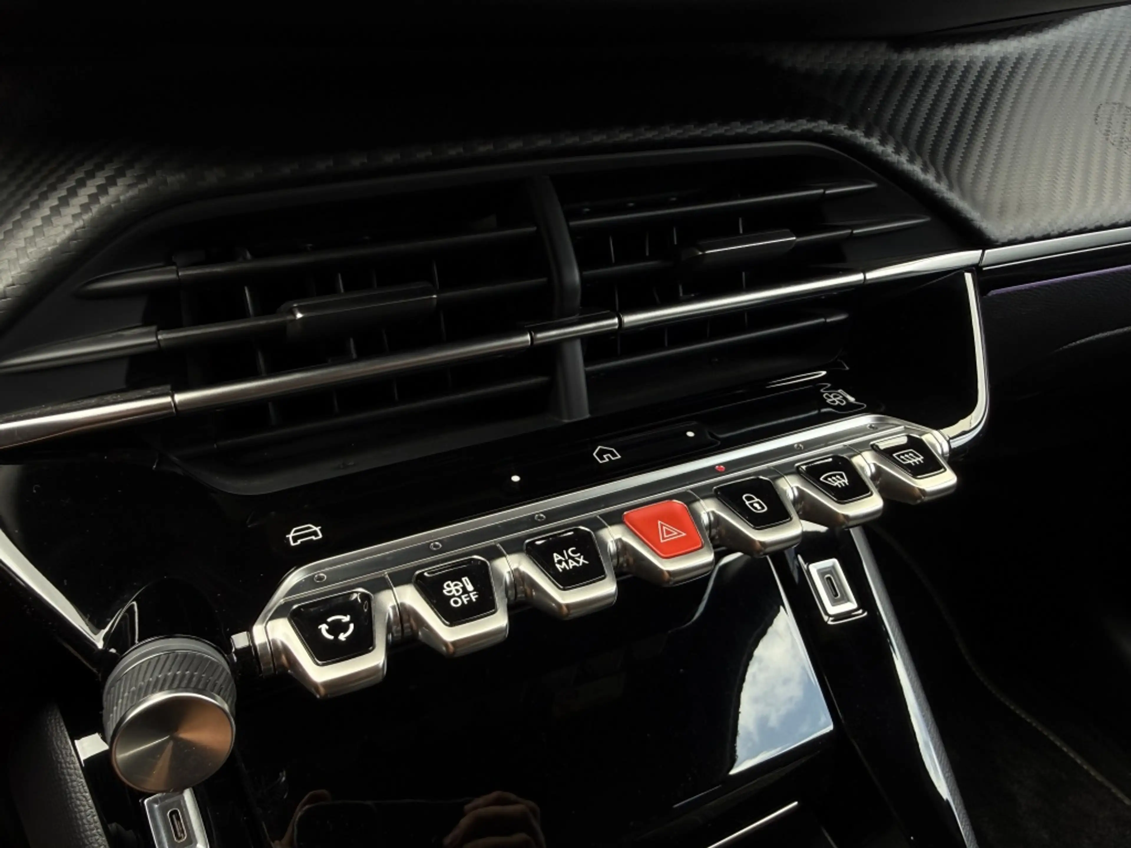 Peugeot 208 1.2 PT 100 GT — photo 20