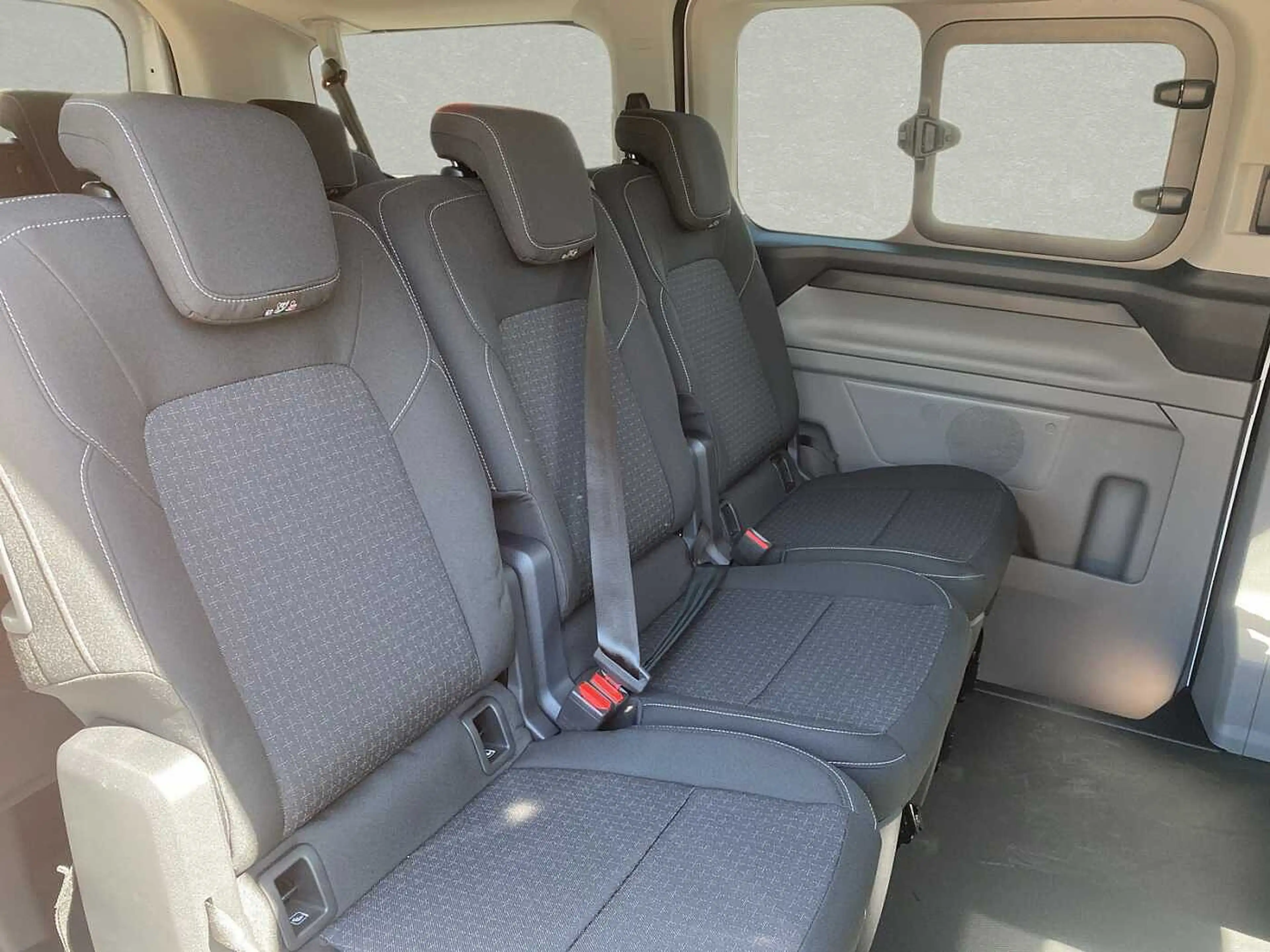 Ford E-Transit Custom 8-Sitzer L1H1 — photo 5
