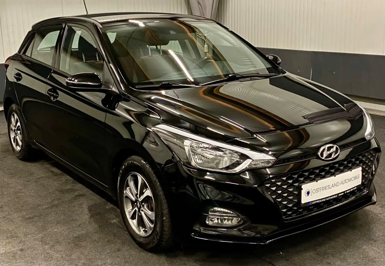 Hyundai i20 Trend, Navi, Tempomat, Sitzheizung, 1 Hand Černá - 1
