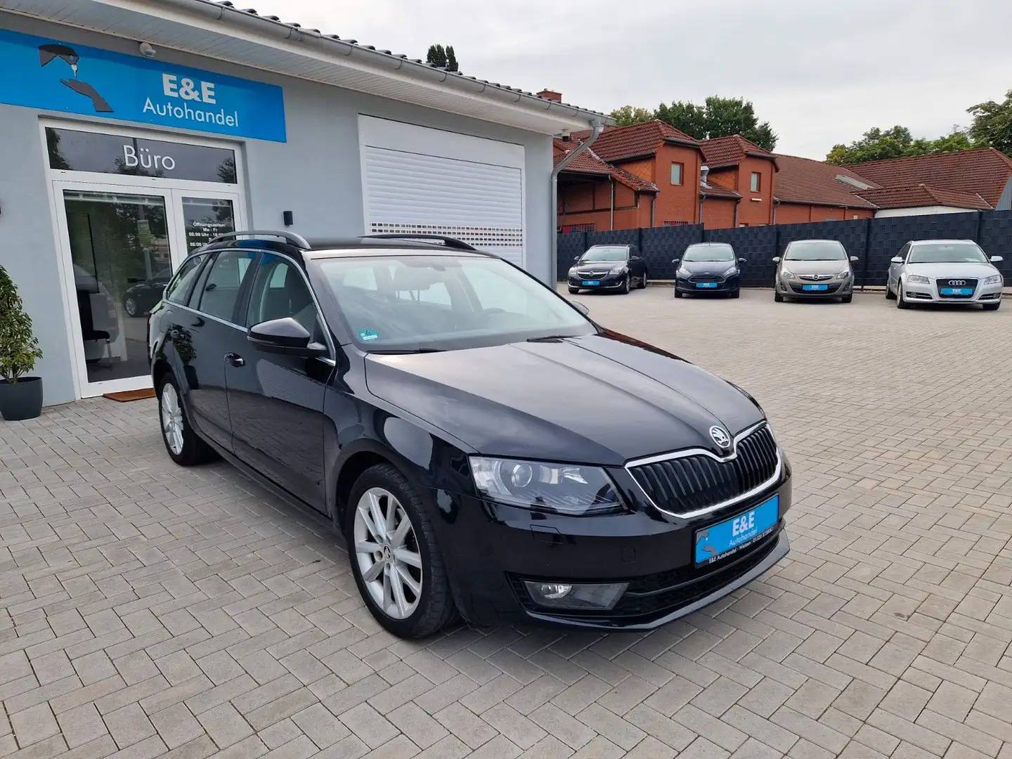 Skoda Octavia 2.0 TDI+Automatik+Bi-Xenon+AHK+TÜV neu Schwarz - 1