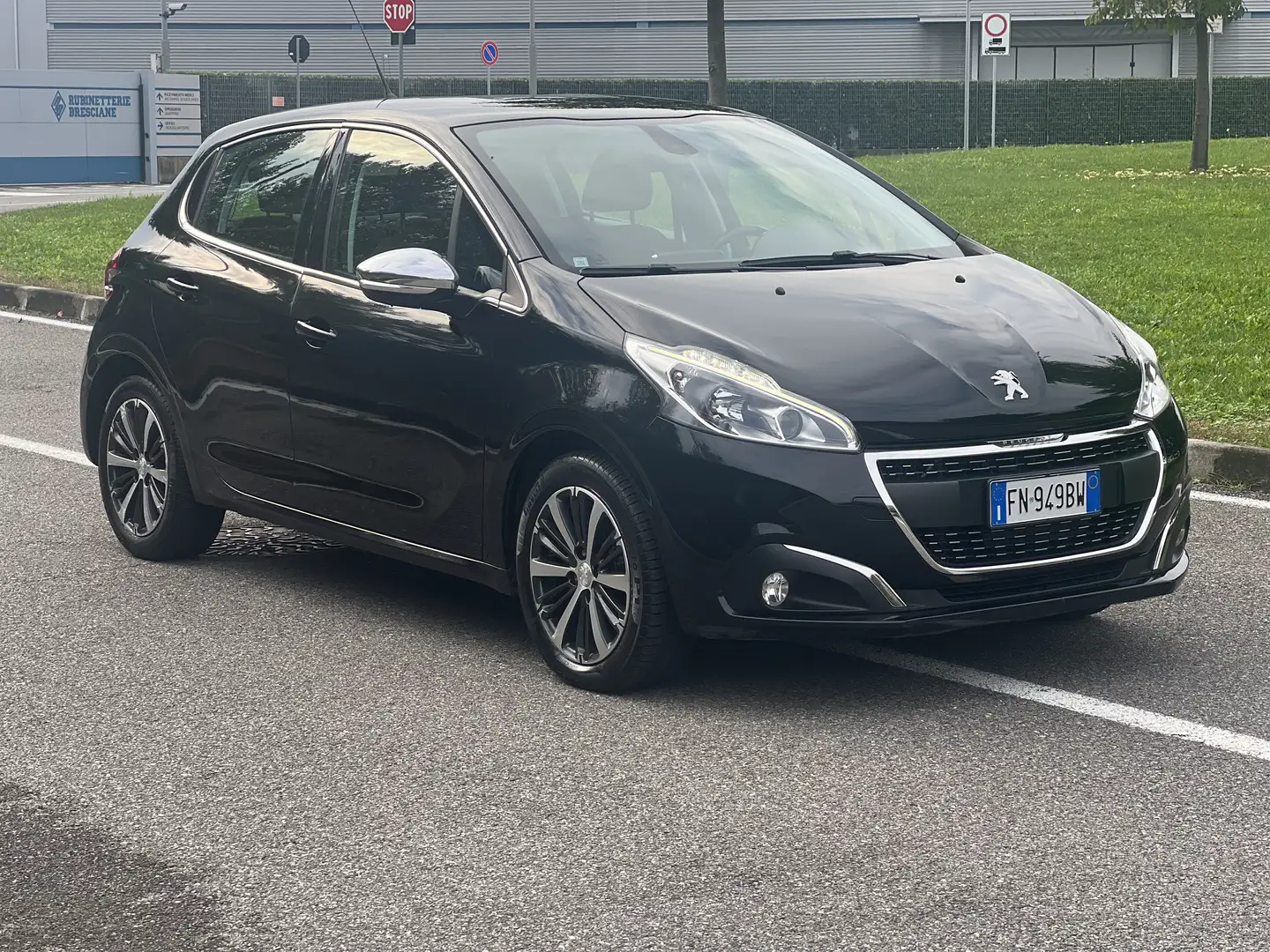 Peugeot 208 5p 1.6 bluehdi Allure 75cv Nero - 1