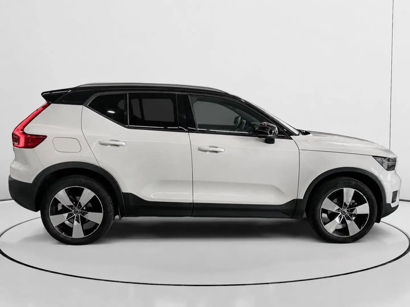 Volvo XC40 T3 Momentum Aut. Blanco - 2