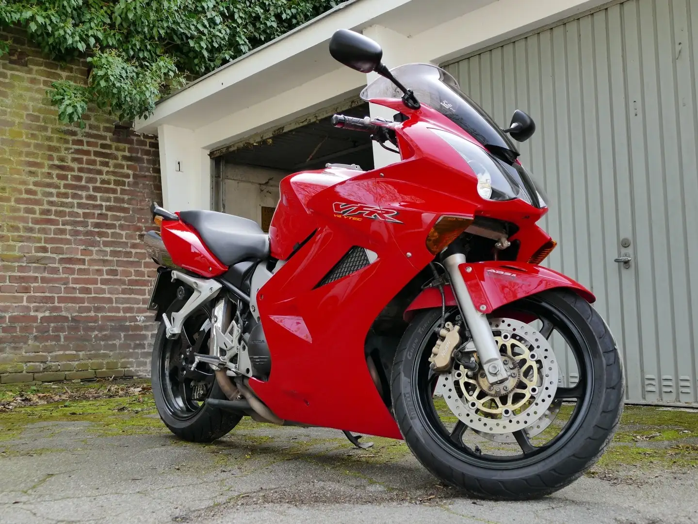 Honda VFR 800 RC46  V4-VTEC Rot - 1