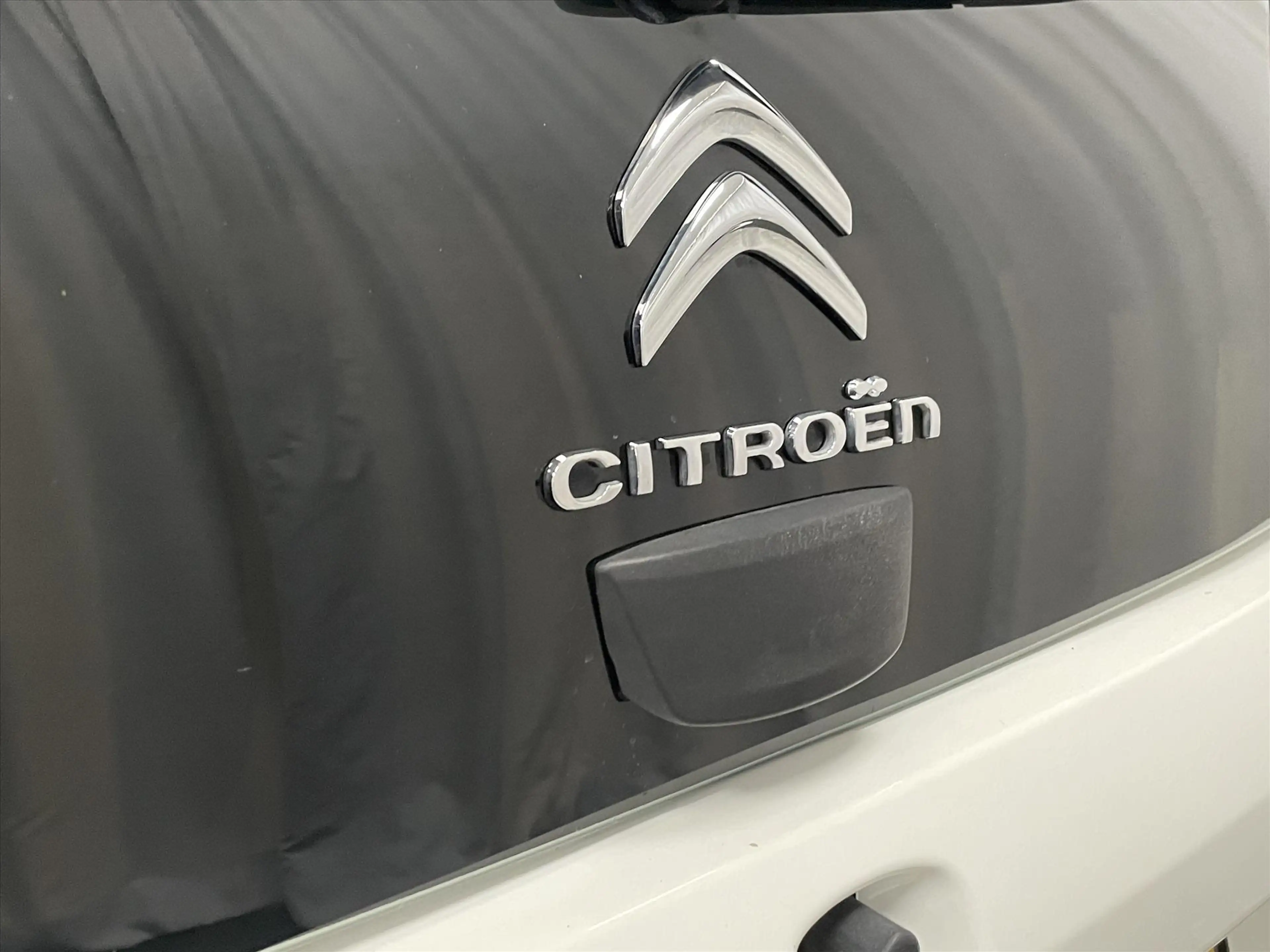 Citroen C1 FEEL 5drs 68pk Mirrorlink Navi groot display | Air — photo 15