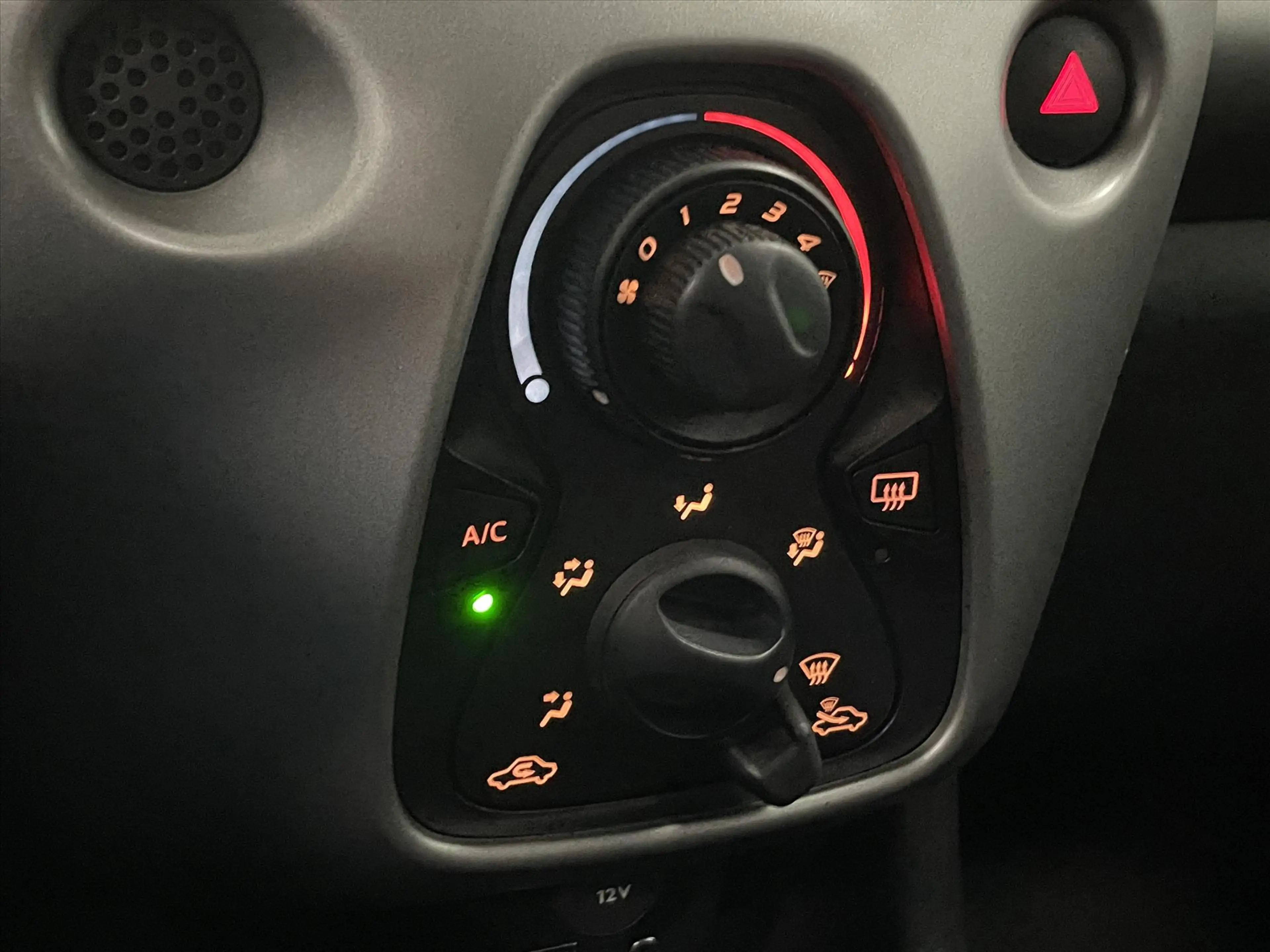 Citroen C1 FEEL 5drs 68pk Mirrorlink Navi groot display | Air — photo 26